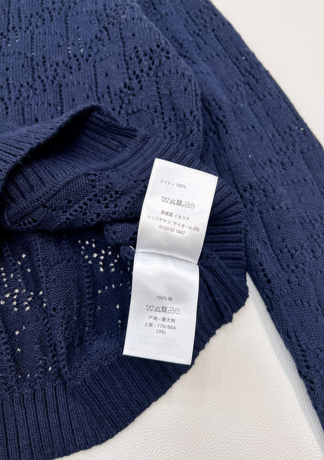 🆕 DIOR 镂空字母钩花针织开衫，这款针织衫是一款经典时尚的单品，德国机镂空交织编制，层层递进保留透气