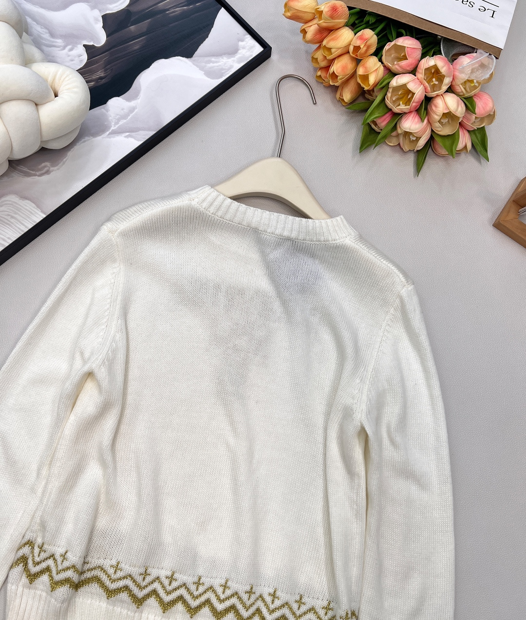 🆕 PRADA 胸前金线字母提花圆领短款羊毛针织衫胸前金线品牌刺绣logo标识，精致奢华又吸睛，完美诠释