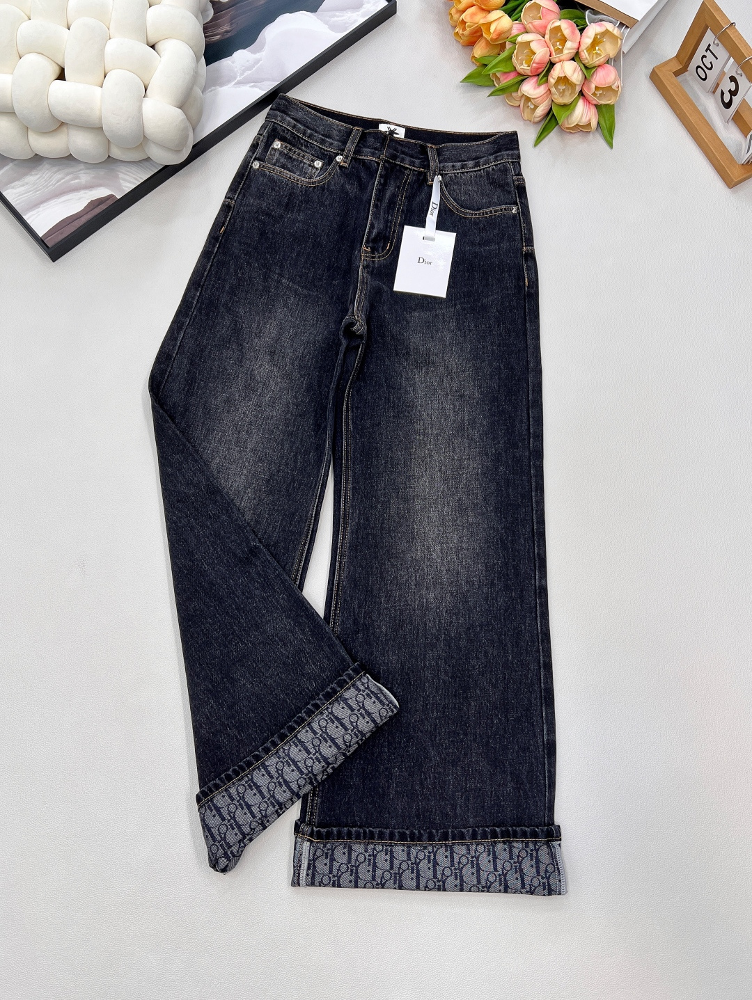 NO:576304,Dior FW25 series new black and gray fashionable high-grade trousers printed rolled hem jeans |||, the upper body hides the flesh and looks slim. It can be easily controlled by any leg shape. The black and gray washing process creates a sense of layering. Fashionable and trendy in autumn and winter. Customized inner jacquard presbyopia denim fabric, can be rolled, can be straight-leg design, customized leather brand, the same style as GW, perfect for matching with a jacket!  Black and gray, complete with three standards, large quantity shipped!  There is a matching series of denim jackets!  Sizesml ed,,dior,jeans,jackets & coats,alexander wang19860909DiorFW25系列新款黑灰时髦高级裤脚印花卷边牛仔裤|||,上身藏肉又显瘦 任何腿型都能轻松驾驭 黑灰洗水工艺打造出层次感 秋冬搭配时髦又潮流 定制内提花老花牛仔面料,可卷边,可直筒设计,定制皮牌 GW同款,跟外套搭配绝绝子！黑灰色,三标齐全,大货出！有搭配系列牛仔外套！ 尺码sml 编,,dior,jeans,jackets & coats,alexander wang,Women's clothing