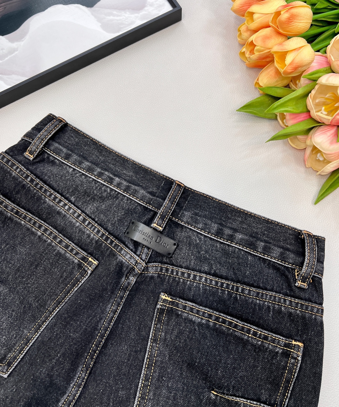 🆕DiorFW25系列新款黑灰时髦高级裤脚印花卷边牛仔裤|||，上身藏肉又显瘦 任何腿型都能轻松驾驭 黑