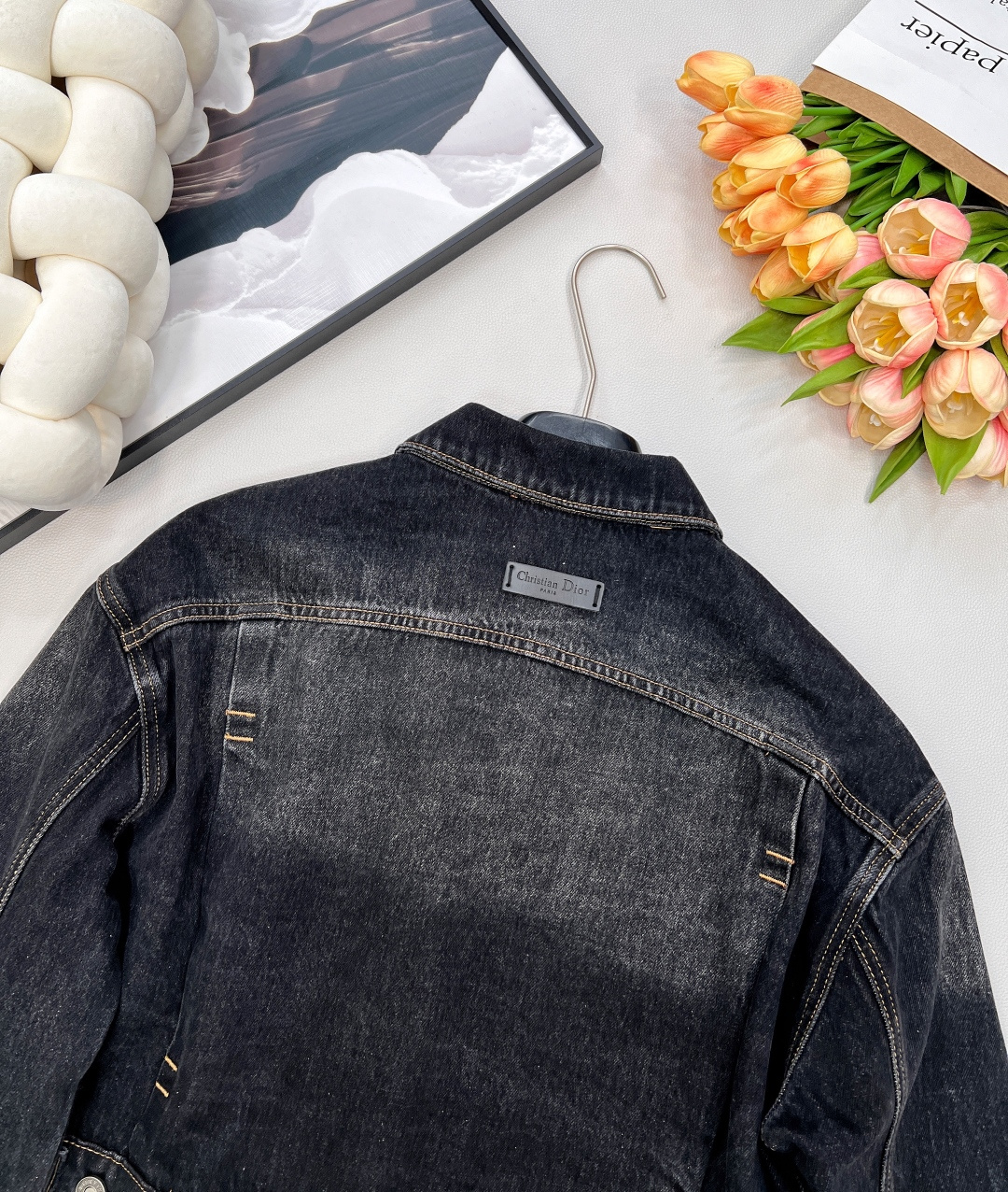 🆕DIOR25秋冬新品爆款翻领内印花短款牛仔外套，专柜爆款单品，黑灰色经典百搭不过极具质感，整体呈现笔直