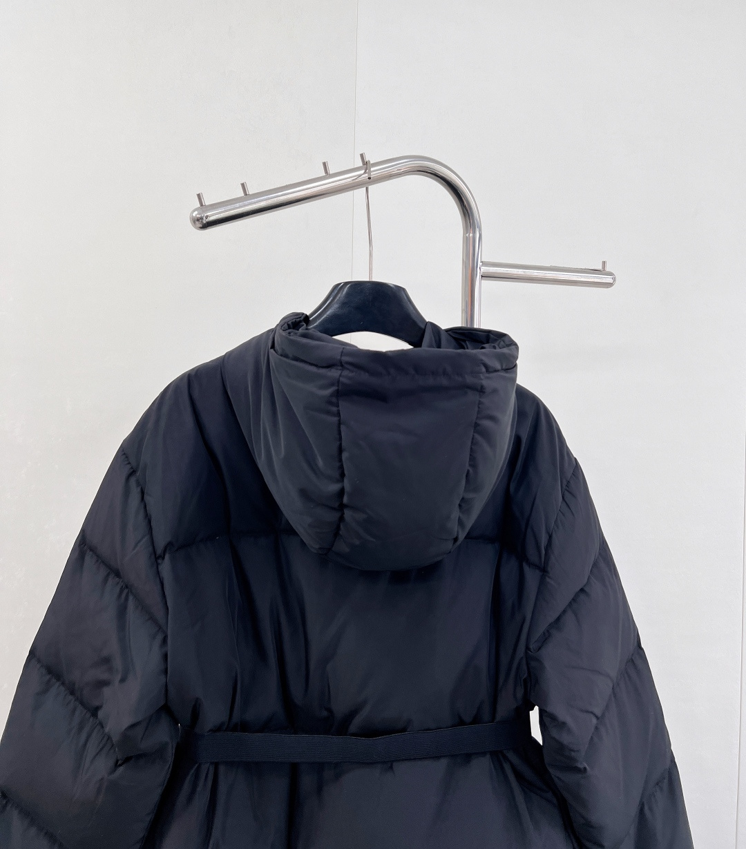 🆕 PRADA 新款机能风腰带连帽羽绒面包服外套，颠覆传统，重塑机能美学，简单又大气，鸭绒填充饱满，轻盈