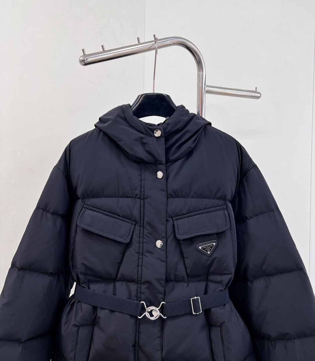 🆕 PRADA 新款机能风腰带连帽羽绒面包服外套，颠覆传统，重塑机能美学，简单又大气，鸭绒填充饱满，轻盈