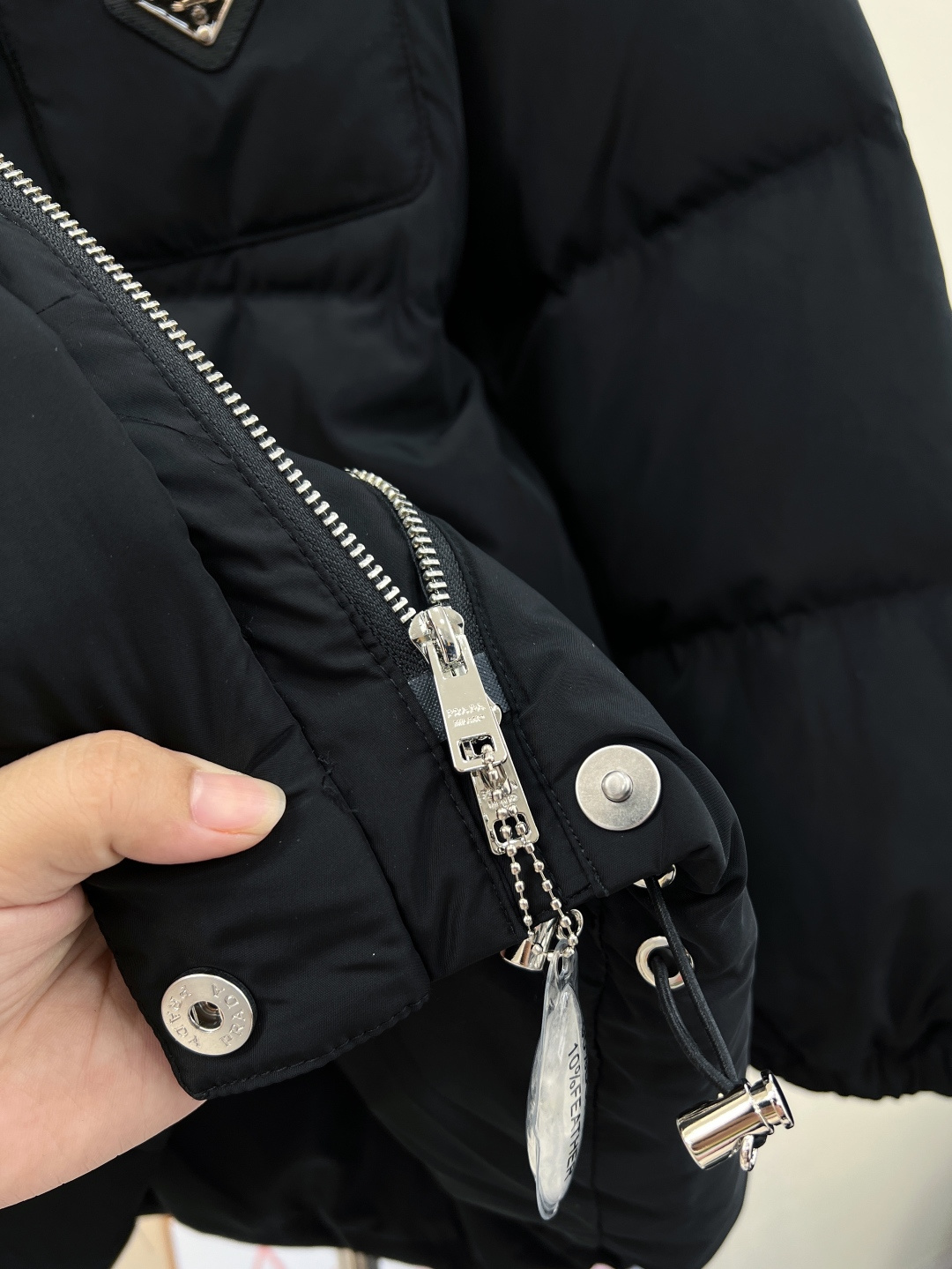 🆕 PRADA 新款机能风腰带连帽羽绒面包服外套，颠覆传统，重塑机能美学，简单又大气，鸭绒填充饱满，轻盈