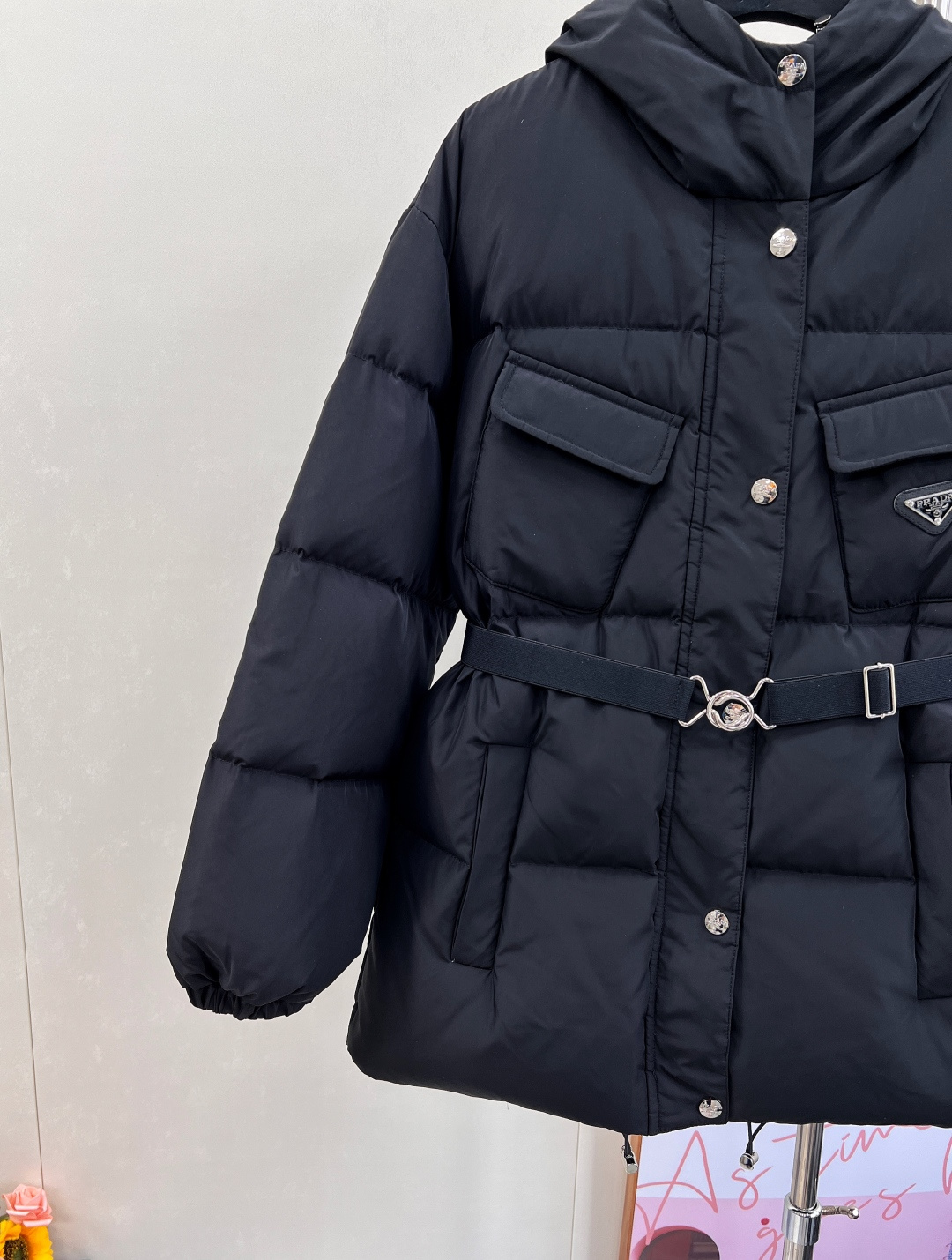 🆕 PRADA 新款机能风腰带连帽羽绒面包服外套，颠覆传统，重塑机能美学，简单又大气，鸭绒填充饱满，轻盈