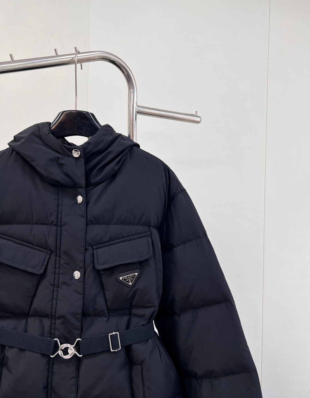 🆕 PRADA 新款机能风腰带连帽羽绒面包服外套，颠覆传统，重塑机能美学，简单又大气，鸭绒填充饱满，轻盈