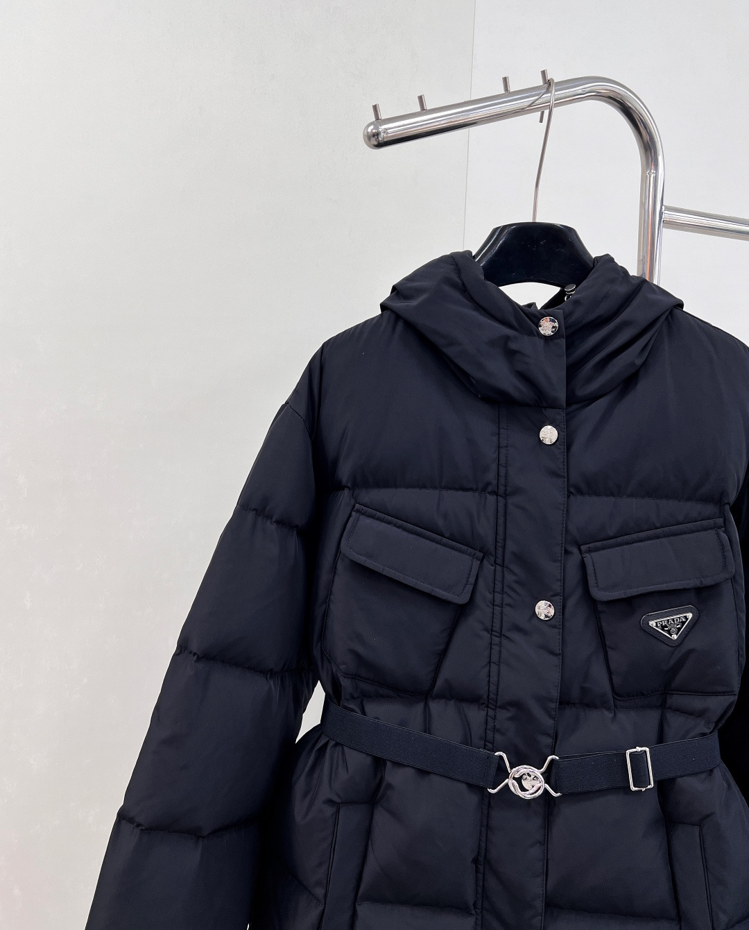 🆕 PRADA 新款机能风腰带连帽羽绒面包服外套，颠覆传统，重塑机能美学，简单又大气，鸭绒填充饱满，轻盈