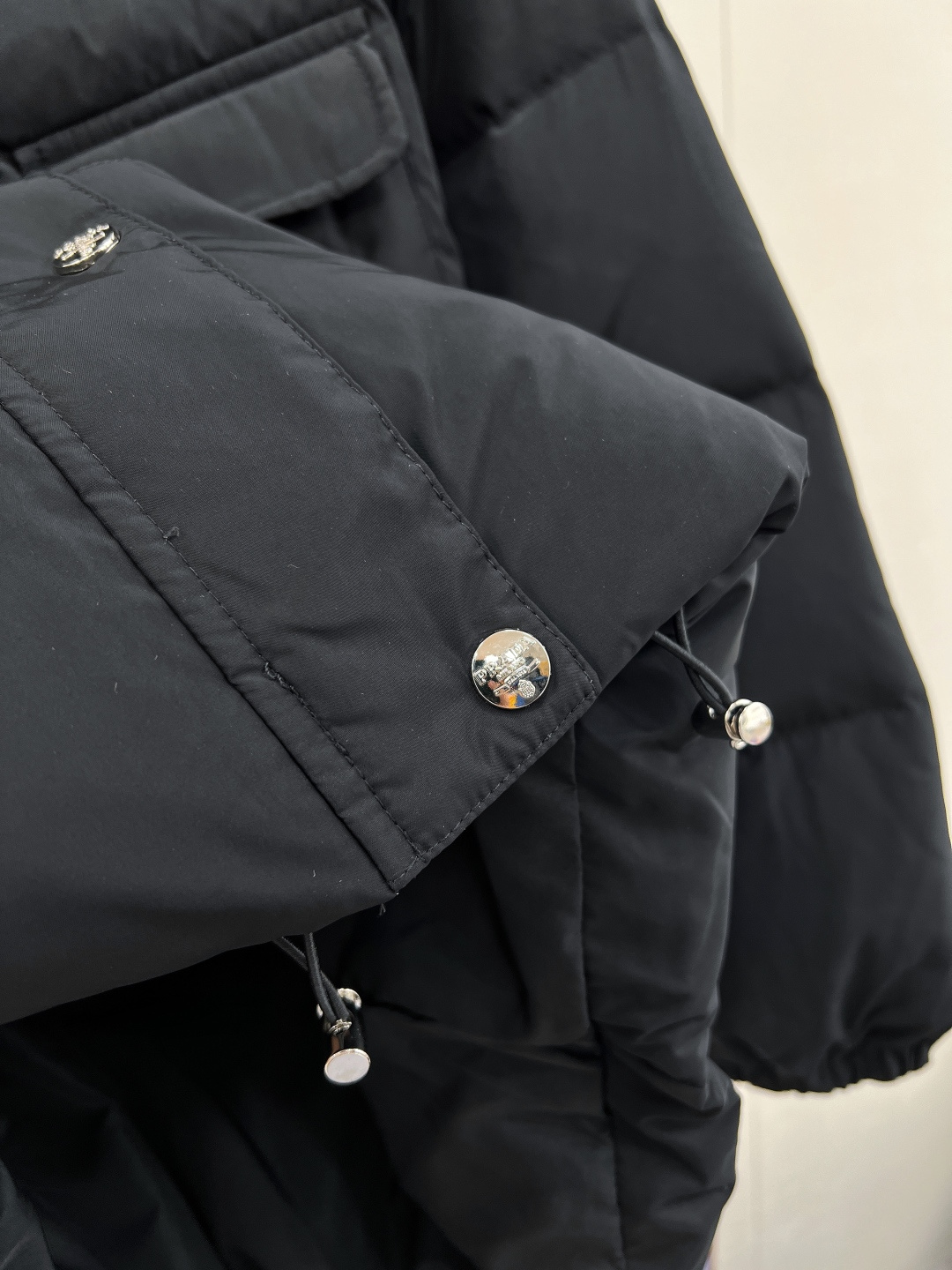 🆕 PRADA 新款机能风腰带连帽羽绒面包服外套，颠覆传统，重塑机能美学，简单又大气，鸭绒填充饱满，轻盈