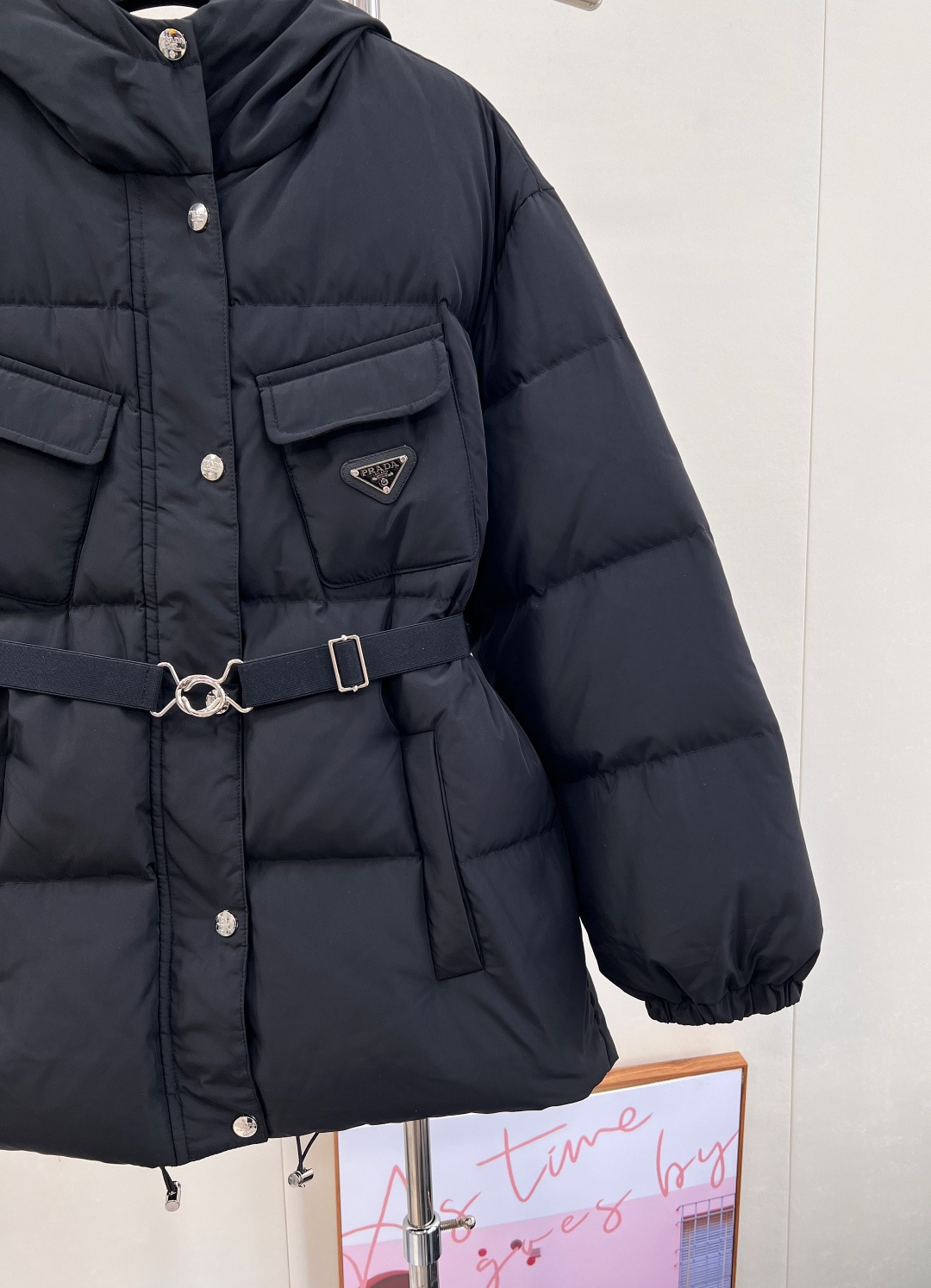 🆕 PRADA 新款机能风腰带连帽羽绒面包服外套，颠覆传统，重塑机能美学，简单又大气，鸭绒填充饱满，轻盈