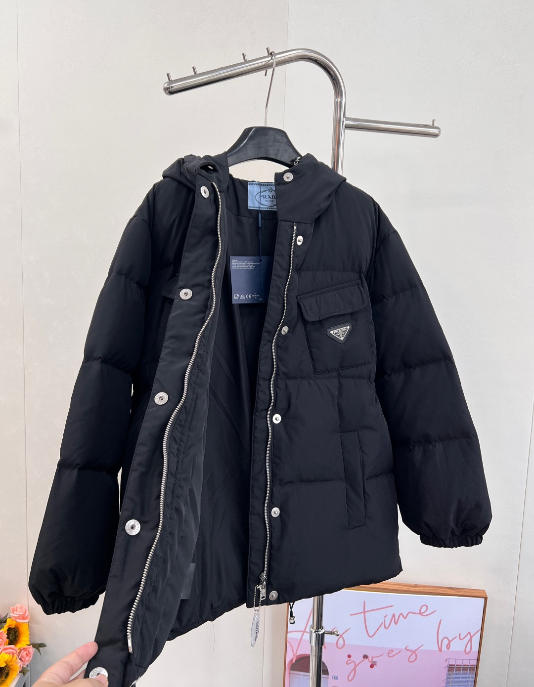 🆕 PRADA 新款机能风腰带连帽羽绒面包服外套，颠覆传统，重塑机能美学，简单又大气，鸭绒填充饱满，轻盈