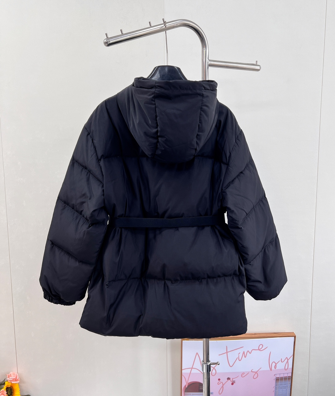 🆕 PRADA 新款机能风腰带连帽羽绒面包服外套，颠覆传统，重塑机能美学，简单又大气，鸭绒填充饱满，轻盈