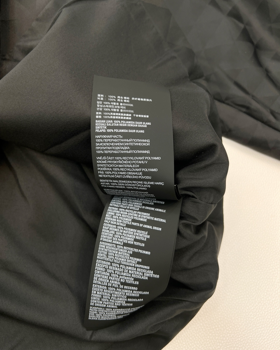 🆕 PRADA 三角标暗纹菱格收腰夹克外套以几何美学勾勒当代衣橱经典 ✨暗纹菱格 于低调中展露细节锋芒 