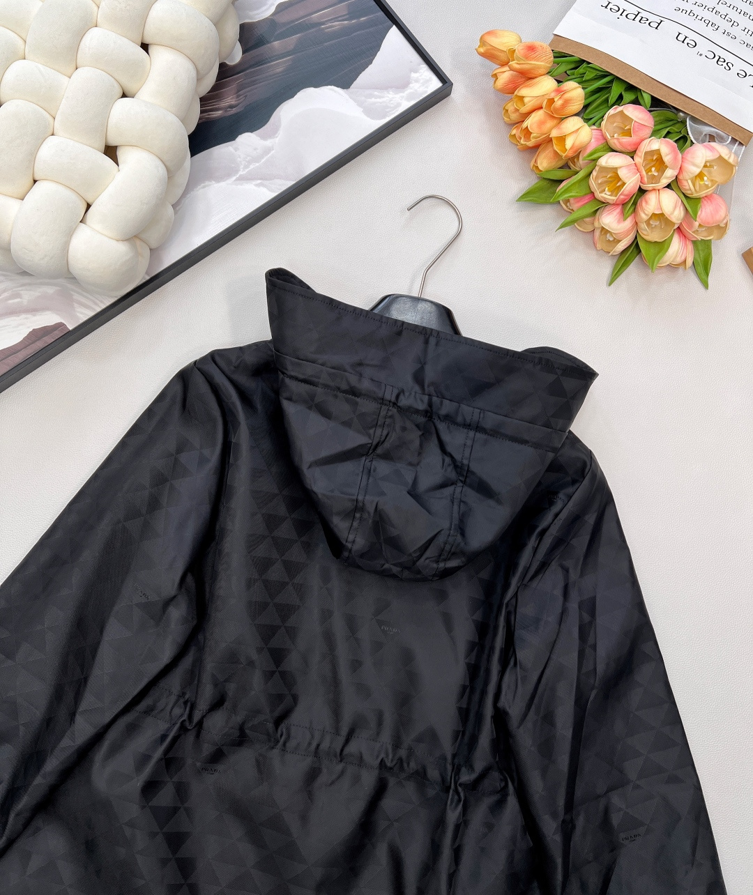 🆕 PRADA 三角标暗纹菱格收腰夹克外套以几何美学勾勒当代衣橱经典 ✨暗纹菱格 于低调中展露细节锋芒 