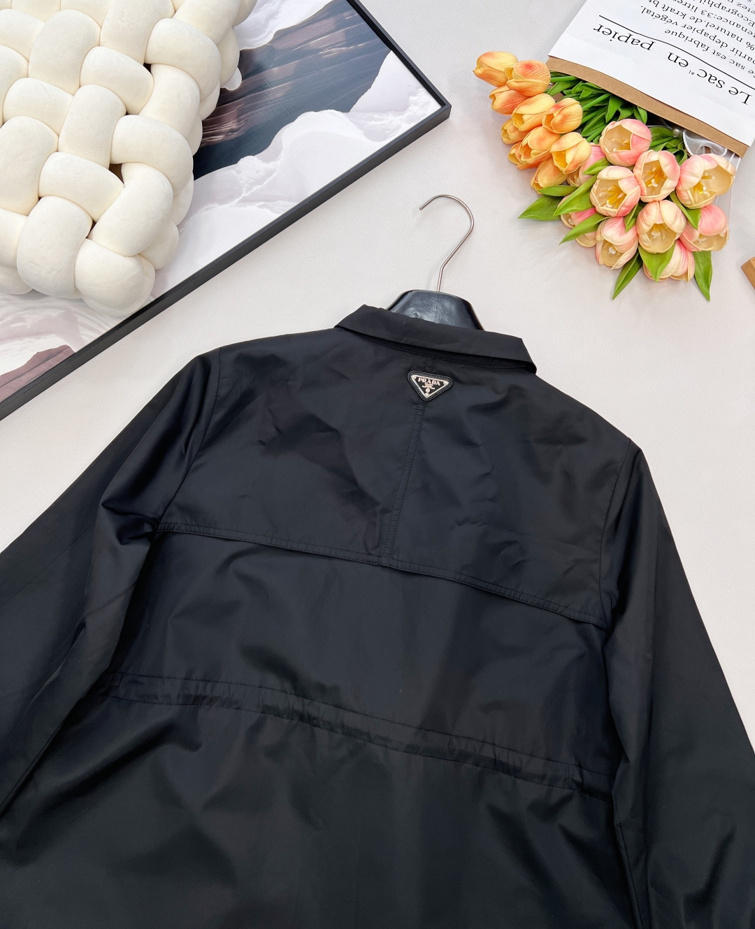 🆕Prada新款连帽抽绳外套长风衣，防风防水尼龙材质 外套版型 整件轻盈 质感舒适有型 连帽领配以抽绳调