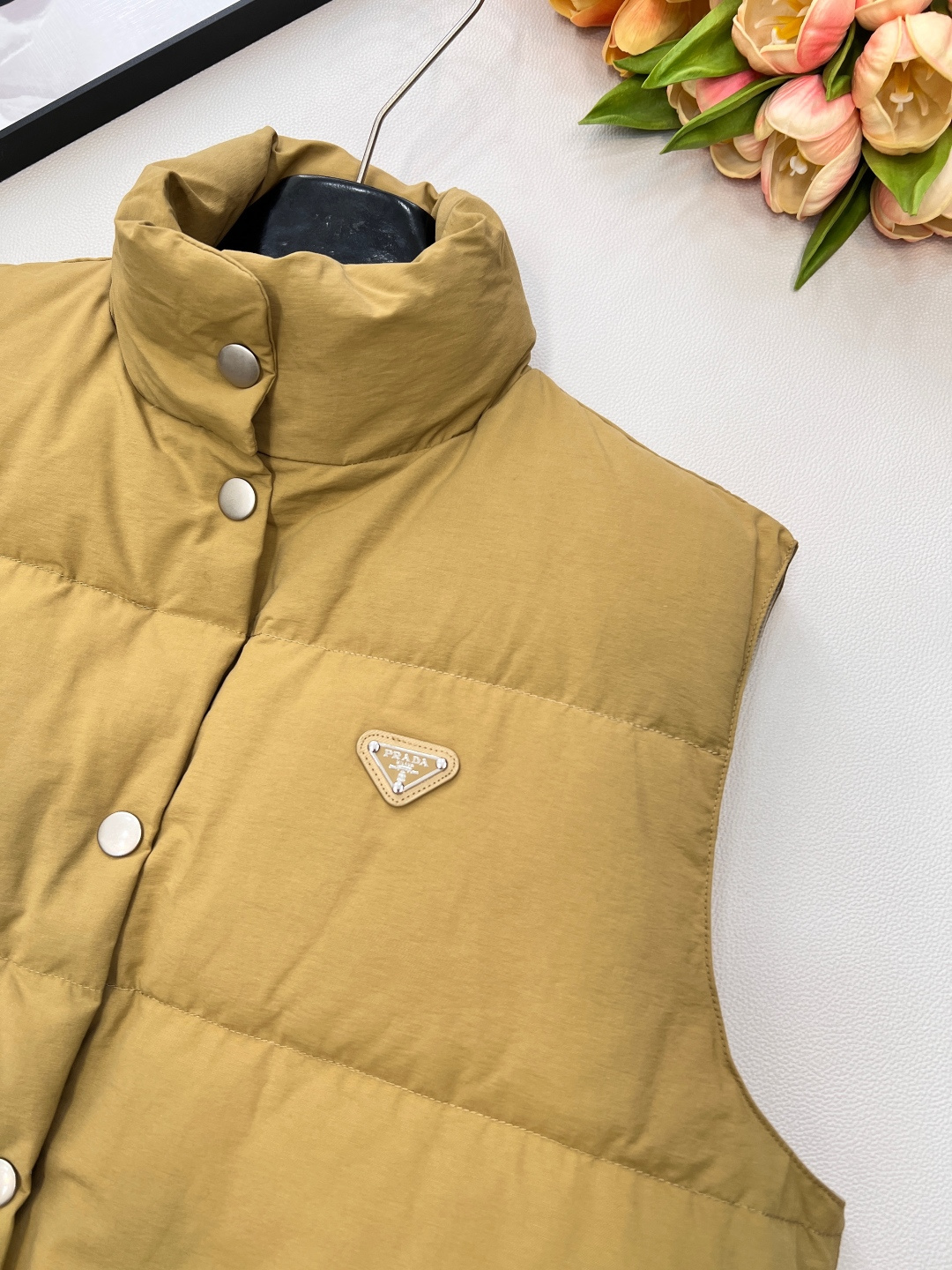 🆕Prada25FW秋冬新款三角标羽绒马甲外套丨高版出品！卡其色调高级又百搭，宛如秋日大地的温柔底色，轻