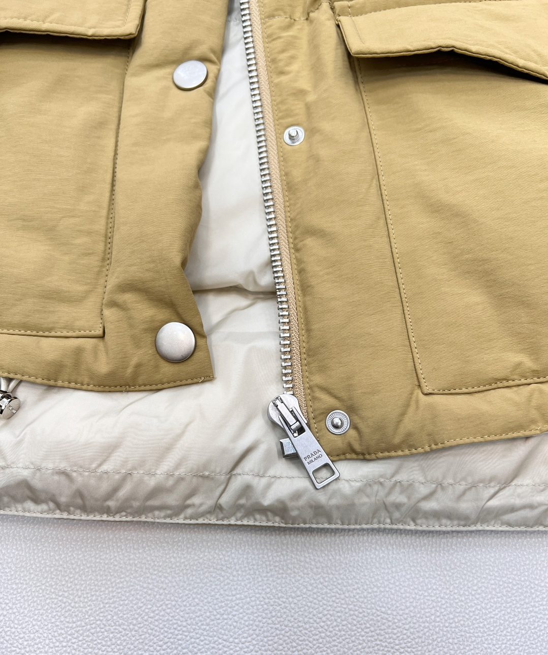 🆕Prada25FW秋冬新款三角标羽绒马甲外套丨高版出品！卡其色调高级又百搭，宛如秋日大地的温柔底色，轻