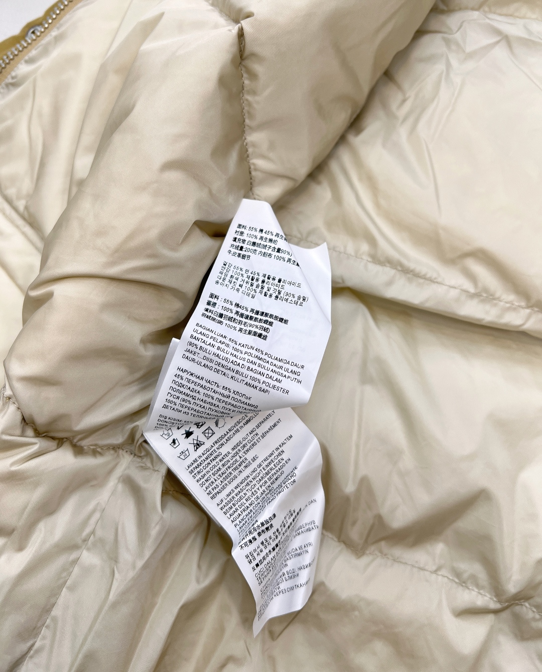 🆕Prada25FW秋冬新款三角标羽绒马甲外套丨高版出品！卡其色调高级又百搭，宛如秋日大地的温柔底色，轻