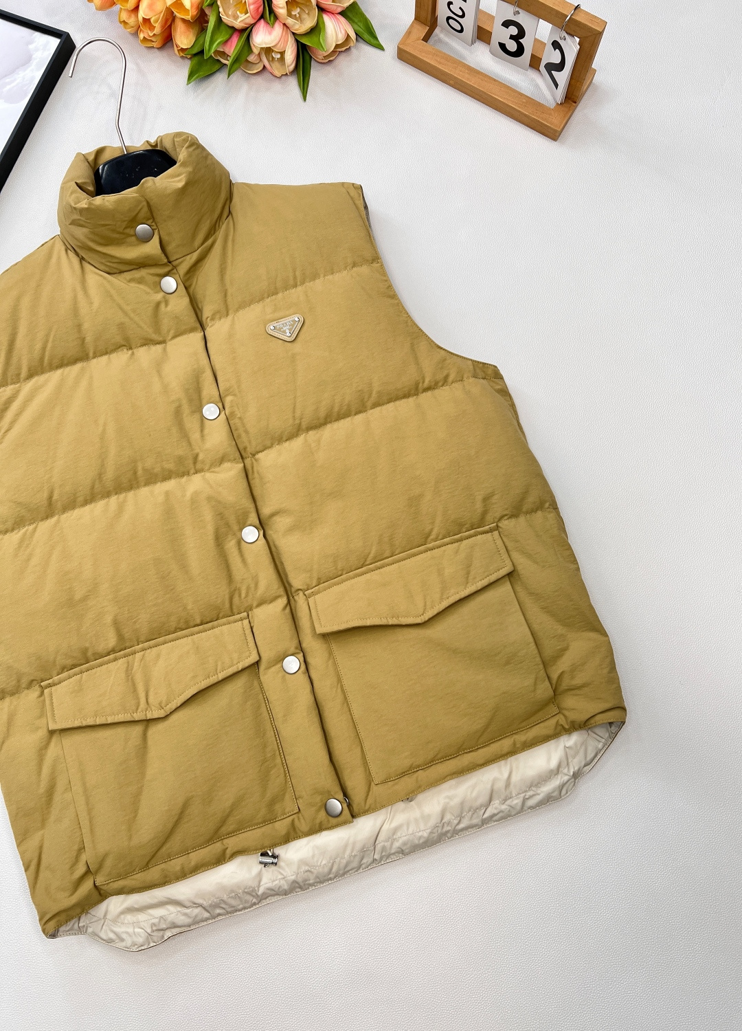 🆕Prada25FW秋冬新款三角标羽绒马甲外套丨高版出品！卡其色调高级又百搭，宛如秋日大地的温柔底色，轻