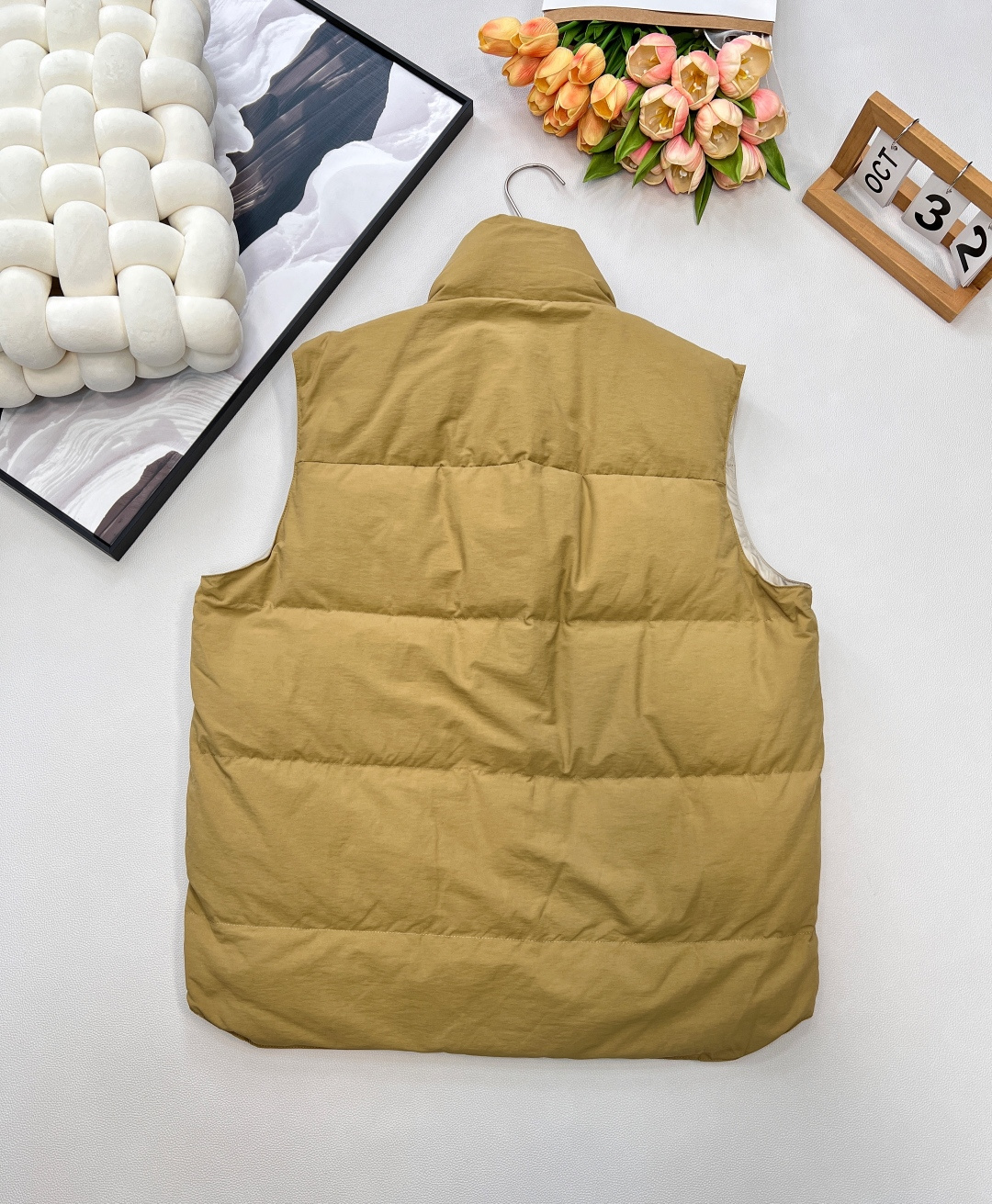 🆕Prada25FW秋冬新款三角标羽绒马甲外套丨高版出品！卡其色调高级又百搭，宛如秋日大地的温柔底色，轻