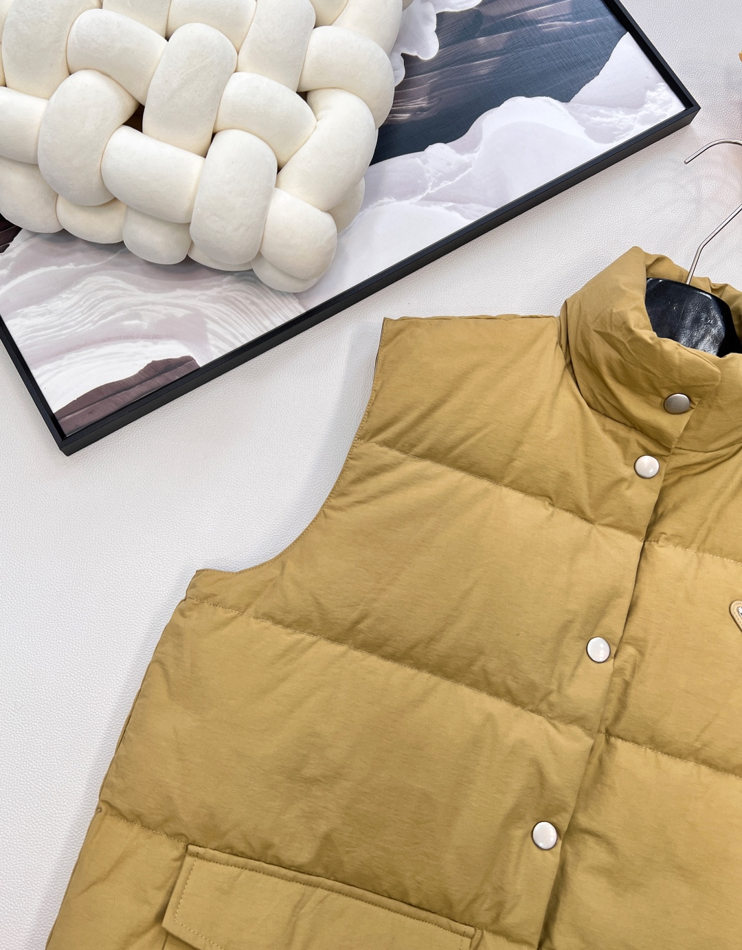 🆕Prada25FW秋冬新款三角标羽绒马甲外套丨高版出品！卡其色调高级又百搭，宛如秋日大地的温柔底色，轻