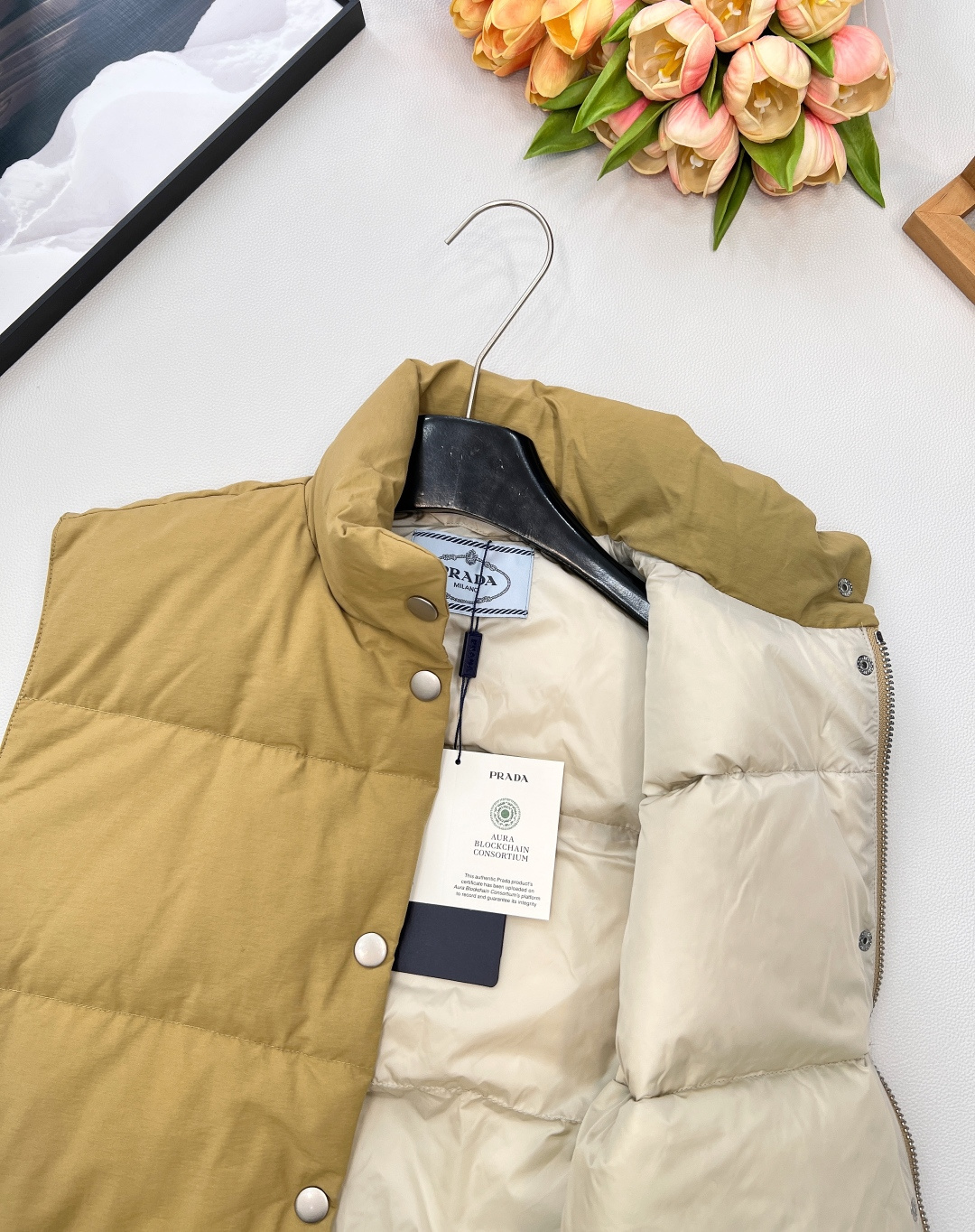 🆕Prada25FW秋冬新款三角标羽绒马甲外套丨高版出品！卡其色调高级又百搭，宛如秋日大地的温柔底色，轻