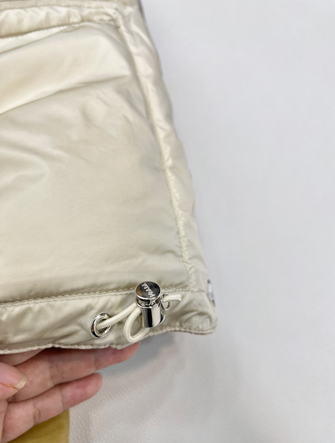 🆕Prada25FW秋冬新款三角标羽绒马甲外套丨高版出品！卡其色调高级又百搭，宛如秋日大地的温柔底色，轻