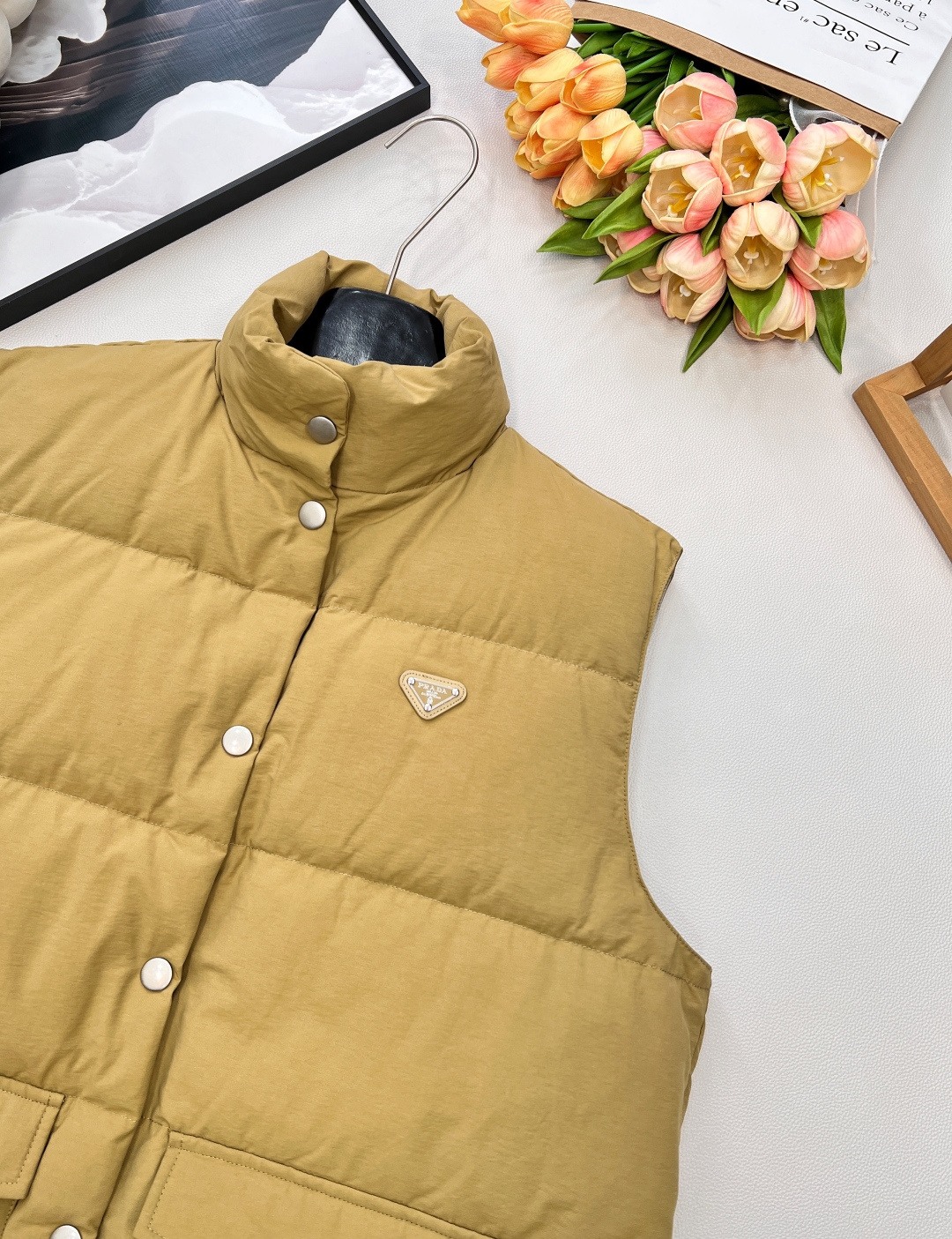 🆕Prada25FW秋冬新款三角标羽绒马甲外套丨高版出品！卡其色调高级又百搭，宛如秋日大地的温柔底色，轻