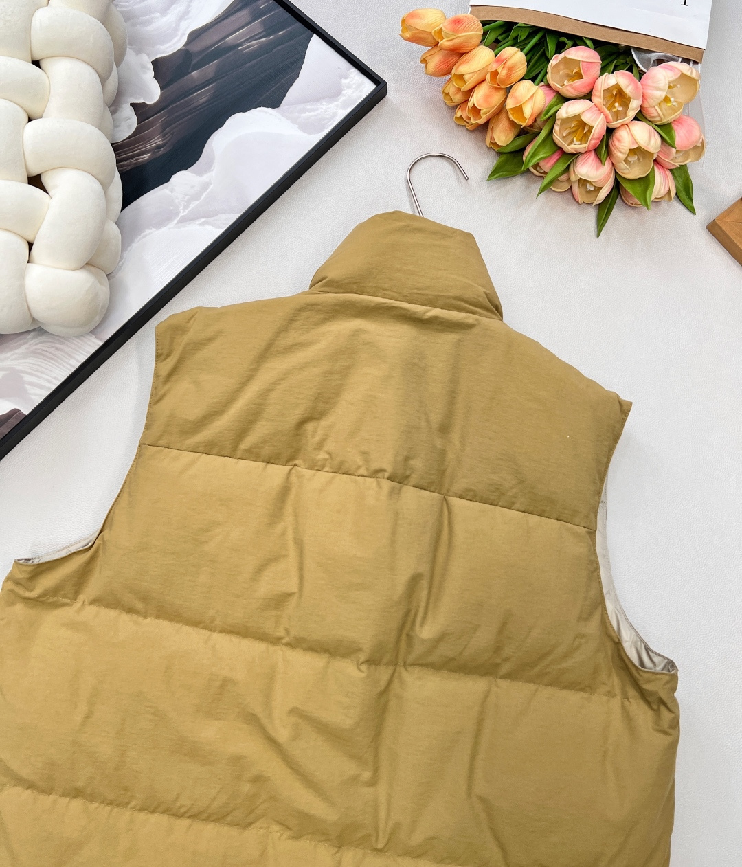 🆕Prada25FW秋冬新款三角标羽绒马甲外套丨高版出品！卡其色调高级又百搭，宛如秋日大地的温柔底色，轻