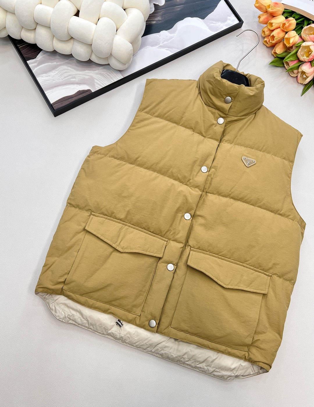 🆕Prada25FW秋冬新款三角标羽绒马甲外套丨高版出品！卡其色调高级又百搭，宛如秋日大地的温柔底色，轻