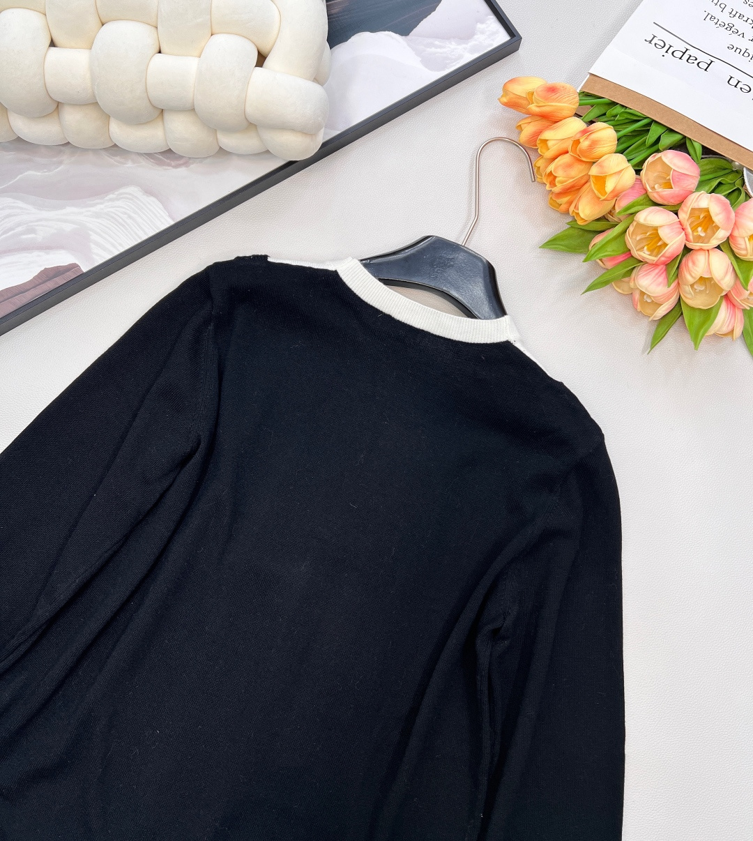 🆕Chanel2025新款圆领撞色字母毛衣，定制YB羊毛纱线织造，手感软糯，穿搭舒适，常规套头毛衣裁剪，