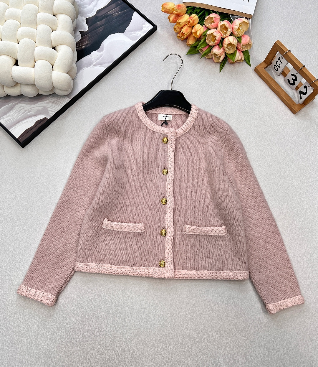 NO:576400,CELINE25ss new autumn and winter pink metal button pocket cardigan. No woman will refuse a cardigan with a sense of luxury. All she needs is a cardigan with a high-end feel. It will not stretch your hips no matter what the occasion. It is made of 50 wool, 20 mohair and 30 cashmere blended fabrics, and is a tweed woven from 50 wool yarn!  The selected imported yarns are woven together from two different yarns, and each section of yarn is designed!  The cross-weaving of multiple yarns gives it a textured and fleshy feel. The most important thing is that this material is easier to take care of than silk and will not wrinkle after being worn for a long time!  It can maintain a crisp and drapey feeling for a long time. It has good wrinkle resistance and shape retention. It is not easy to deform after being worn for a long time. The style is retro and elegant. The classic H version is very easy to control. The pink color scheme is full of high-end feeling. The whole row of embossed badges and gold buttons are matched, showing the French laziness!  The workmanship is extremely exquisite!  The texture with a small thickness supports the frame of the whole dress. It is suitable for autumn/early winter. It has a super high upper body ratio, embellishments with aristocratic temperament, and the sunken look with closed eyes is super beautiful!  Complete three standards, big shipments, sizes sml, celine, real silk, alexander wang19860909CELINE25ss秋冬新款粉色金属钮扣口袋开衫,没有女人会拒绝一件自带高级感的开衫,只需要一件 高级感信手拈来,无论在什么场合穿都不会拉胯～ 采用50羊毛20马海毛30羊绒混纺面料材质,由50羊毛纱线编织而成的粗花呢！选用的进口纱线 成衣由2种不同的纱线共同织造而成每一段纱线之间都经过设计！多种纱线交叉编织很有肌理肉感最重要的是这种材质比真丝更好打理 久穿不皱！能长久的保持挺括和垂坠感 抗皱性和保形性很好 穿很久都不易变形款式复古优雅,经典的H版型非常好驾驭,粉色配色高级感十足,整排浮雕徽章金钮扣搭配,法式慵懒感尽显！做工精致无比！有小厚度的质地撑起整件衣服的骨架感,适合秋季/初冬,上身率超级高,贵族气质点缀,闭眼入凹造型超美腻！三标齐全,大货出 尺码sml 编,,celine,real silk,alexander wang,Women's clothing