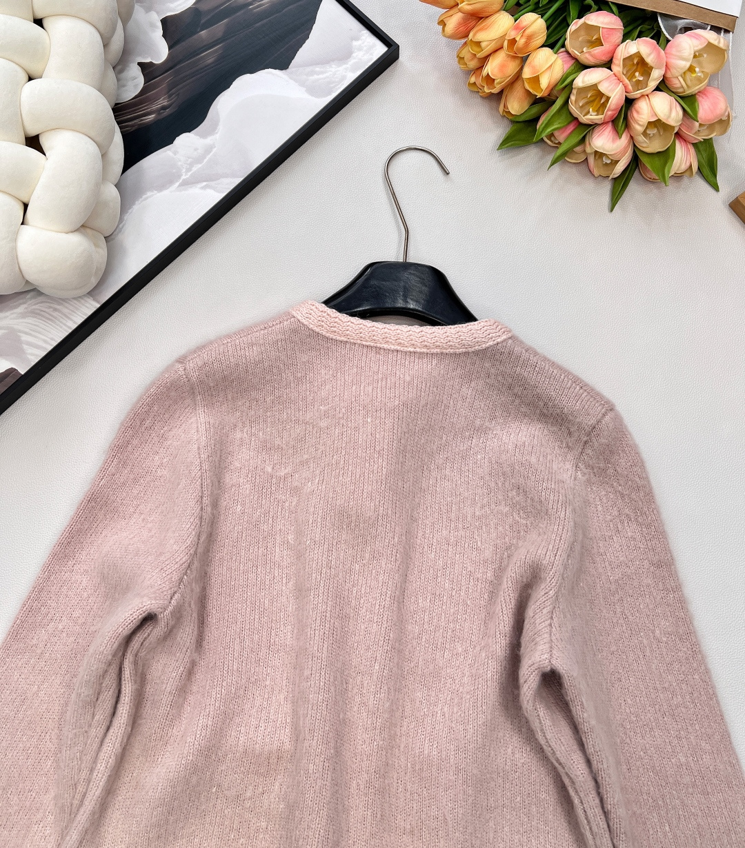 🆕CELINE25ss秋冬新款粉色金属钮扣口袋开衫，没有女人会拒绝一件自带高级感的开衫，只需要一件 高级