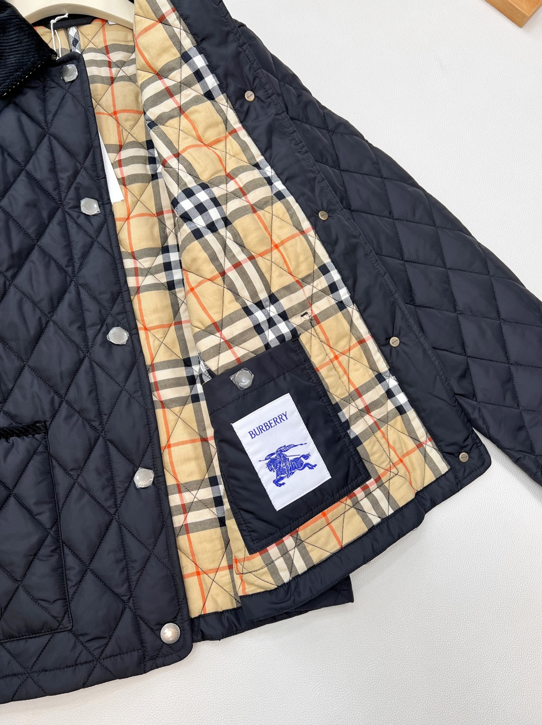 🆕BBRBERRY 2025SS新款灯芯绒领藤格纹棉服外套，定制YB防风防水尼龙材质，羽绒棉填充内里，整