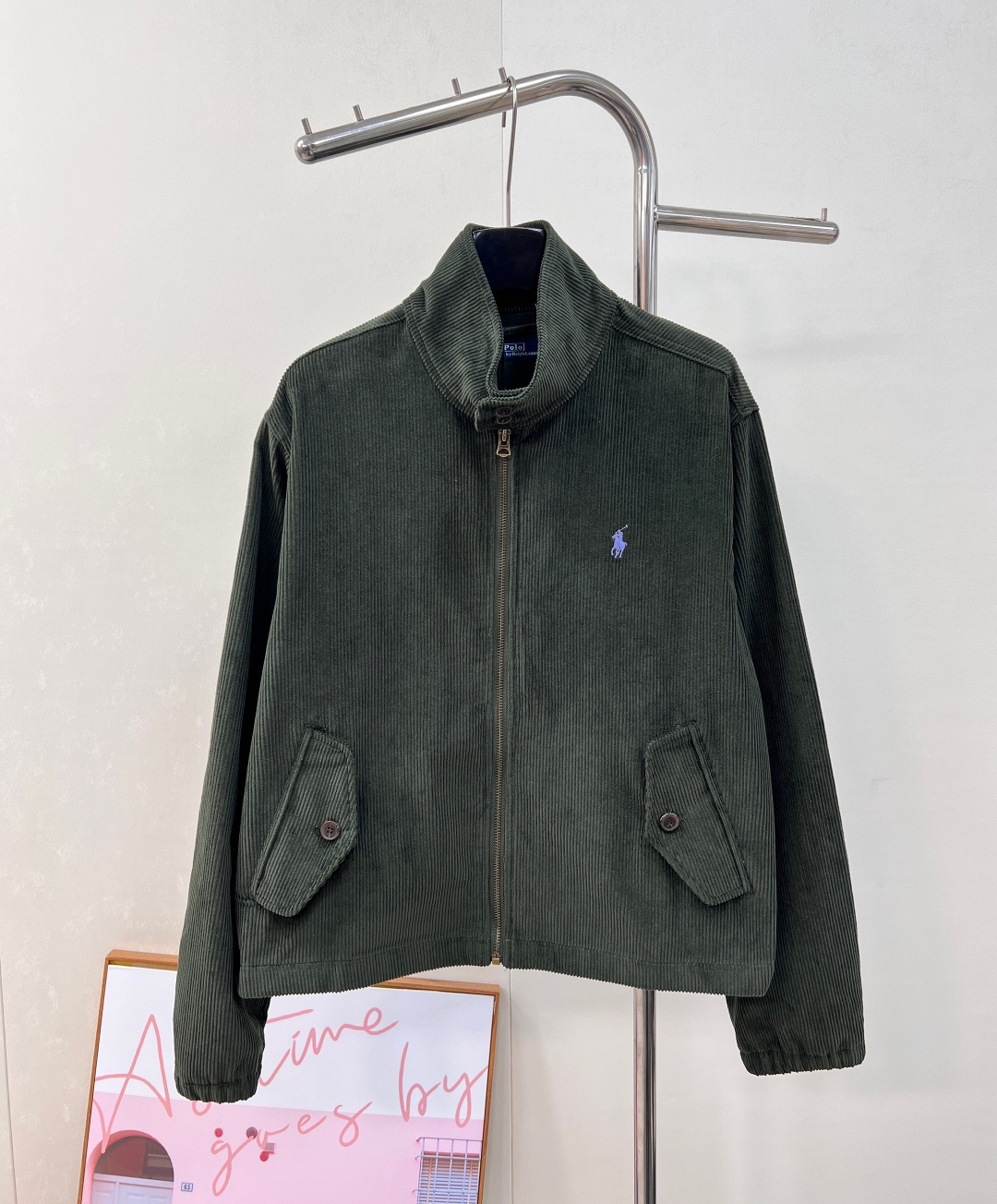 NO:576408,Ralph Lauren corduroy lapel pony embroidered old cadre jacket. The fabric is made of corduroy twill washed cotton. Soft and tangible. Customized laser tortoise shell. RL original hand-stitched buckle. Vintage bronze natural paint double zipper. Gentle retro white stand-up collar versatile jacket. The upper body is very slim. Versatile style YYDS~ The upper body is simple and easy to wear. A must-have for goddess ootd. Good-looking clothes are never picky. A must-have in the goddess wardrobe. Can be casual or formal.  Gentle retro lapel versatile jacket. The upper body is very flattering. The versatile YYDS~ upper body is simple and easy to match. Good-looking clothes are never picky. A must-have in the goddess's wardrobe!  Lazy and relaxed loose short jacket, versatile jacket and small coat have become the fashion focus of this season, complete with three standards and two colors, size sml code,,loro piana,jackets & coats,jackets & coats,alexander wang19860909Ralph Lauren拉夫劳伦灯芯绒翻领小马刺绣老干部夹克外套 面料采用灯芯绒斜纹洗水棉布 柔软且有形 定制激光玳瑁 RL原版手缝扣 Vintage古铜色自然烤漆双开拉链 温柔复古白立领百搭夹克外套 上身非常显个子身材 百搭款YYDS~ 上身简约易搭 女神ootd必备款 好看的衣服从不挑人 女神衣柜必入推荐 可休闲可正式 温柔复古翻领百搭夹克外套 上身非常显个子身材 百搭款YYDS~ 上身简约易搭 好看的衣服从不挑人 女神衣柜必入推荐！ 慵懒松弛感宽松短款夹克衫 万能夹克小外套成为这个季节的时尚焦点,三标齐全,两色出 尺码sml 编码,,loro piana,jackets & coats,jackets & coats,alexander wang,Women's clothing