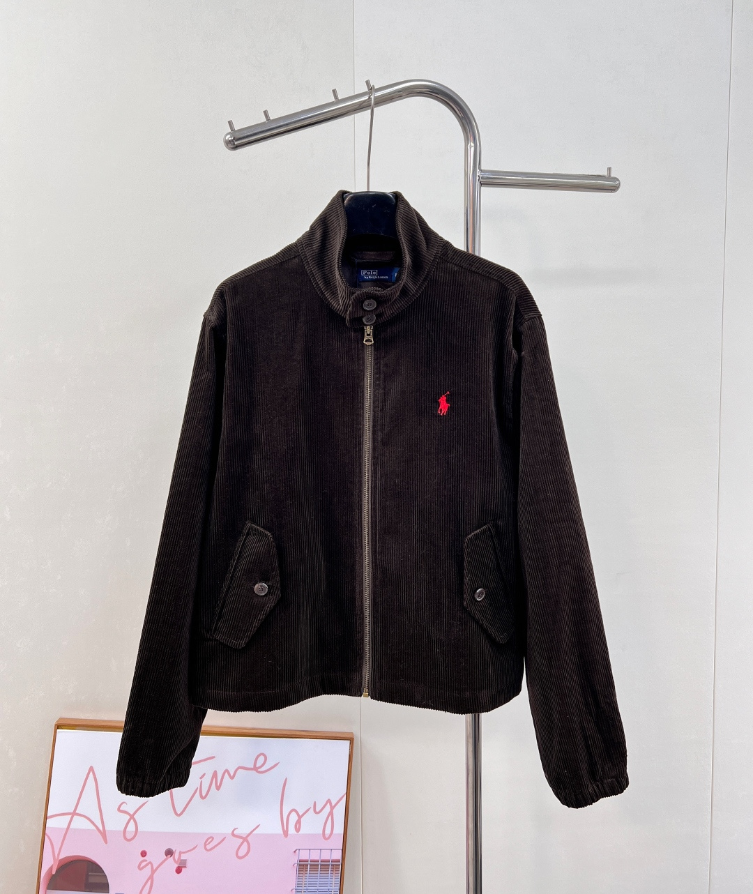 NO:576407,Ralph Lauren corduroy lapel pony embroidered old cadre jacket. The fabric is made of corduroy twill washed cotton. Soft and tangible. Customized laser tortoise shell. RL original hand-stitched buckle. Vintage bronze natural paint double zipper. Gentle retro white stand-up collar versatile jacket. The upper body is very slim. Versatile style YYDS~ The upper body is simple and easy to wear. A must-have for goddess ootd. Good-looking clothes are never picky. A must-have in the goddess wardrobe. Can be casual or formal.  Gentle retro lapel versatile jacket. The upper body is very flattering. The versatile YYDS~ upper body is simple and easy to match. Good-looking clothes are never picky. A must-have in the goddess's wardrobe!  Lazy and relaxed loose short jacket, versatile jacket and small coat have become the fashion focus of this season, complete with three standards and two colors, size sml code,,loro piana,jackets & coats,jackets & coats,alexander wang19860909Ralph Lauren拉夫劳伦灯芯绒翻领小马刺绣老干部夹克外套 面料采用灯芯绒斜纹洗水棉布 柔软且有形 定制激光玳瑁 RL原版手缝扣 Vintage古铜色自然烤漆双开拉链 温柔复古白立领百搭夹克外套 上身非常显个子身材 百搭款YYDS~ 上身简约易搭 女神ootd必备款 好看的衣服从不挑人 女神衣柜必入推荐 可休闲可正式 温柔复古翻领百搭夹克外套 上身非常显个子身材 百搭款YYDS~ 上身简约易搭 好看的衣服从不挑人 女神衣柜必入推荐！ 慵懒松弛感宽松短款夹克衫 万能夹克小外套成为这个季节的时尚焦点,三标齐全,两色出 尺码sml 编码,,loro piana,jackets & coats,jackets & coats,alexander wang,Women's clothing