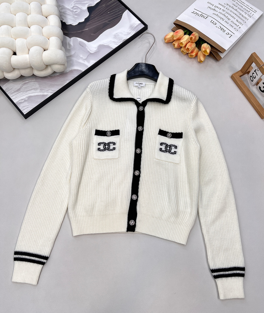 NO:576405,2025Ss Chanel double C lapel design sweater, pocket letter logo jacquard, super design sense, 100% chance of turning heads. The lapel design can be worn in formal occasions and is a timeless classic style that will not go out of style every day ~ The fabric is made of wool blended fabric, super comfortable!  The V-neck makes the neck longer and slimmer. It has all three standards and is shipped in large quantities. Size SML code, chanel, alexander wang198609092025Ss Chanel 双C翻领设计针织衫,口袋字母logo提花,超有设计感的回头率百分百穿搭翻领设计正式场合日常都能搭配永恒经典款不过时～ 面料采用羊毛混纺面料,超级舒服！V领显脖子修长 很显瘦的一款,三标齐全,大货出 尺码sml 编码,,chanel,alexander wang,Women's clothing