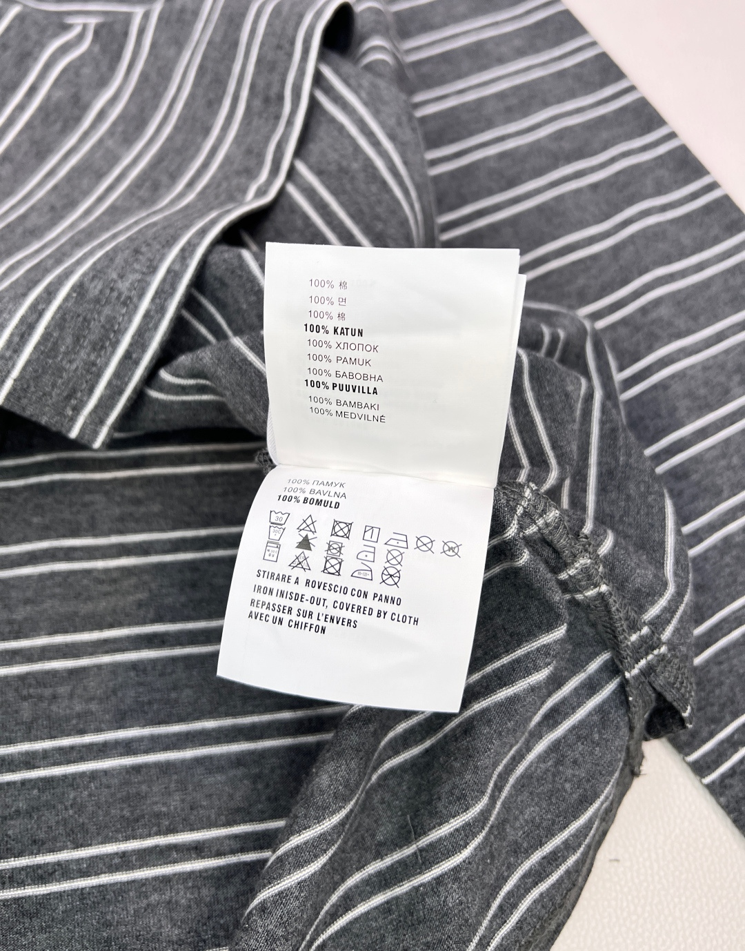 🆕 MIUMIU 高级灰条纹翻领长袖T恤，低调奢华，演绎高级感以低调奢华的灰色为主色调，搭配经典条纹元素