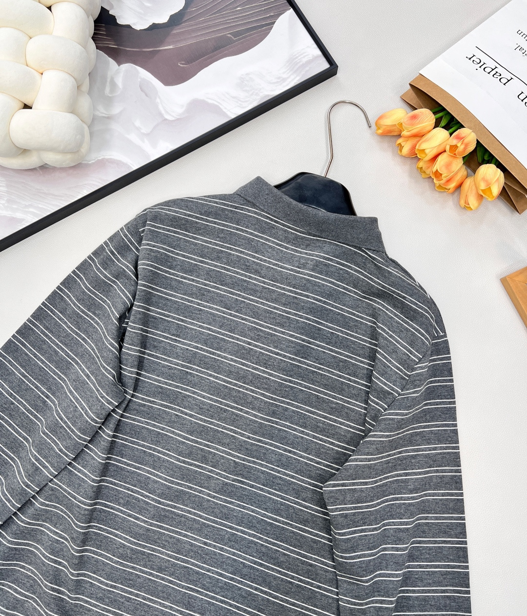 🆕 MIUMIU 高级灰条纹翻领长袖T恤，低调奢华，演绎高级感以低调奢华的灰色为主色调，搭配经典条纹元素