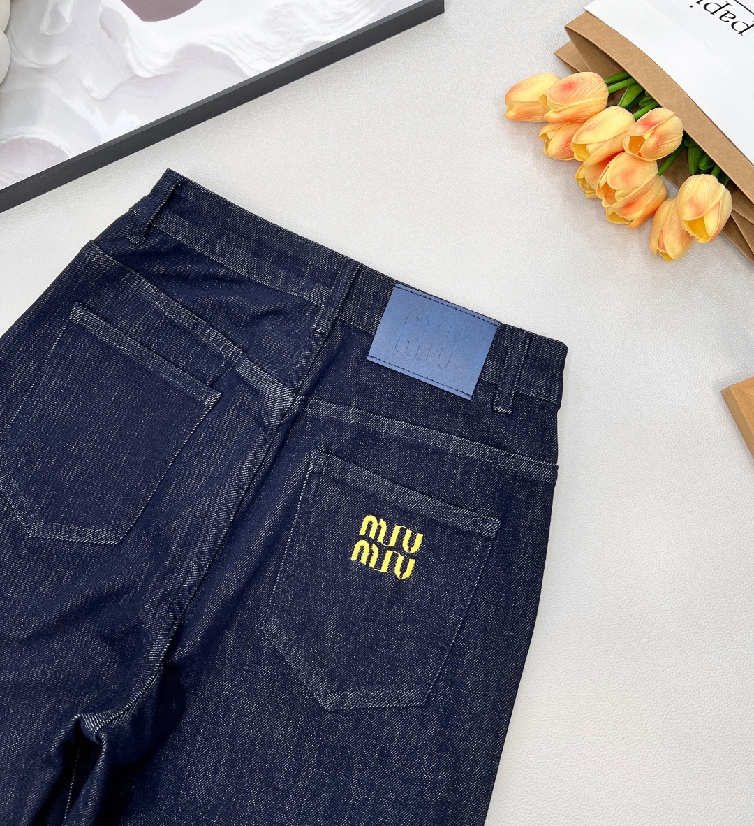 🆕MiuMiu25Fw秋冬新款复古撞色口袋牛仔长裤丨⚠独家高版出品！深靛蓝牛仔布上，卡其色包边勾勒出夸张