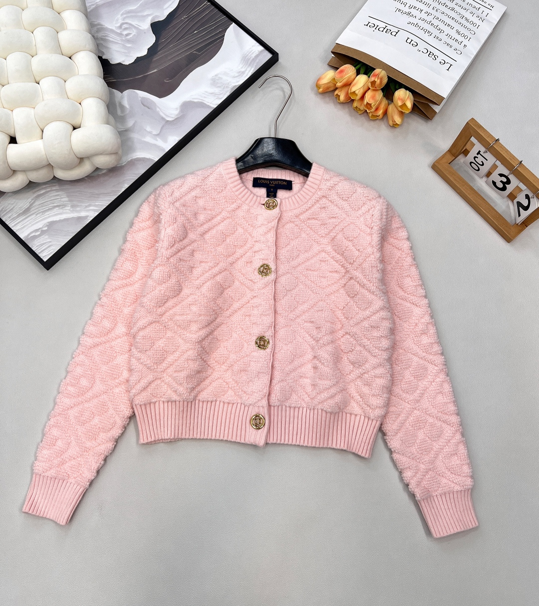 NO:576401,Louis  Vuitton2025 new letter jacquard knitted cardigan knitted skirt suit, customized YB cashmere wool yarn weaving, jacquard processing, showing three-dimensional concave and convex shape, knitted round neck cardigan version, ready-made buttons decorated placket, with elastic  The threaded edges of the force strips are narrowed, and the hollow four-leaf clover logo buckle design maintains a unified tone. The overall shape is advanced and casual. The whole body is embellished with four-leaf clover element jacquard, which collides with the fashion tone and creates a unique and fashionable style of the brand. A set of upper body is high-end and fashionable.  A must-have for energetic girls, this set is too age-reducing!  It also fits well with the girl group style. It looks great with any combination in autumn and winter. It’s easy to achieve the retro gold style!  The upper body is full of fashion, so nice!  Full of laziness and relaxation, the high-end aura is easy to grasp, the workmanship is really great, custom-made fabrics, complete three standards, large quantities of goods, size SML jacket code, Louis Vuitton, skirts, jackets & coats, alexander wang19860909Louis Vuitton2025新款字母提花针织开衫针织半裙套装,定制YB羊绒羊毛纱线织造,提花工艺处理,呈现立体凹凸造型,针织圆领开衫版型,成衣纽扣装饰开襟,以弹力坑条螺纹包边收窄,镂空四叶草徽标扣设计保持统一调性,整体造型高级休闲,大身通体四叶草元素提花点缀,碰撞出时尚调性,打造品牌特有时时髦风格.一套上身高级时髦 元气少女必备 这个套装未免也太减龄了！ 和女团风的适配度也是 秋冬随便一搭配都很有感觉 复古千金风轻松拿捏！ 时髦感满满上身太nice了！满满慵懒松弛感 高级气场轻松拿捏 做工真的超级赞定制面辅料 ,三标齐全,大货出 尺码sml 外套编码,,louis vuitton,skirts,jackets & coats,alexander wang,Women's clothing