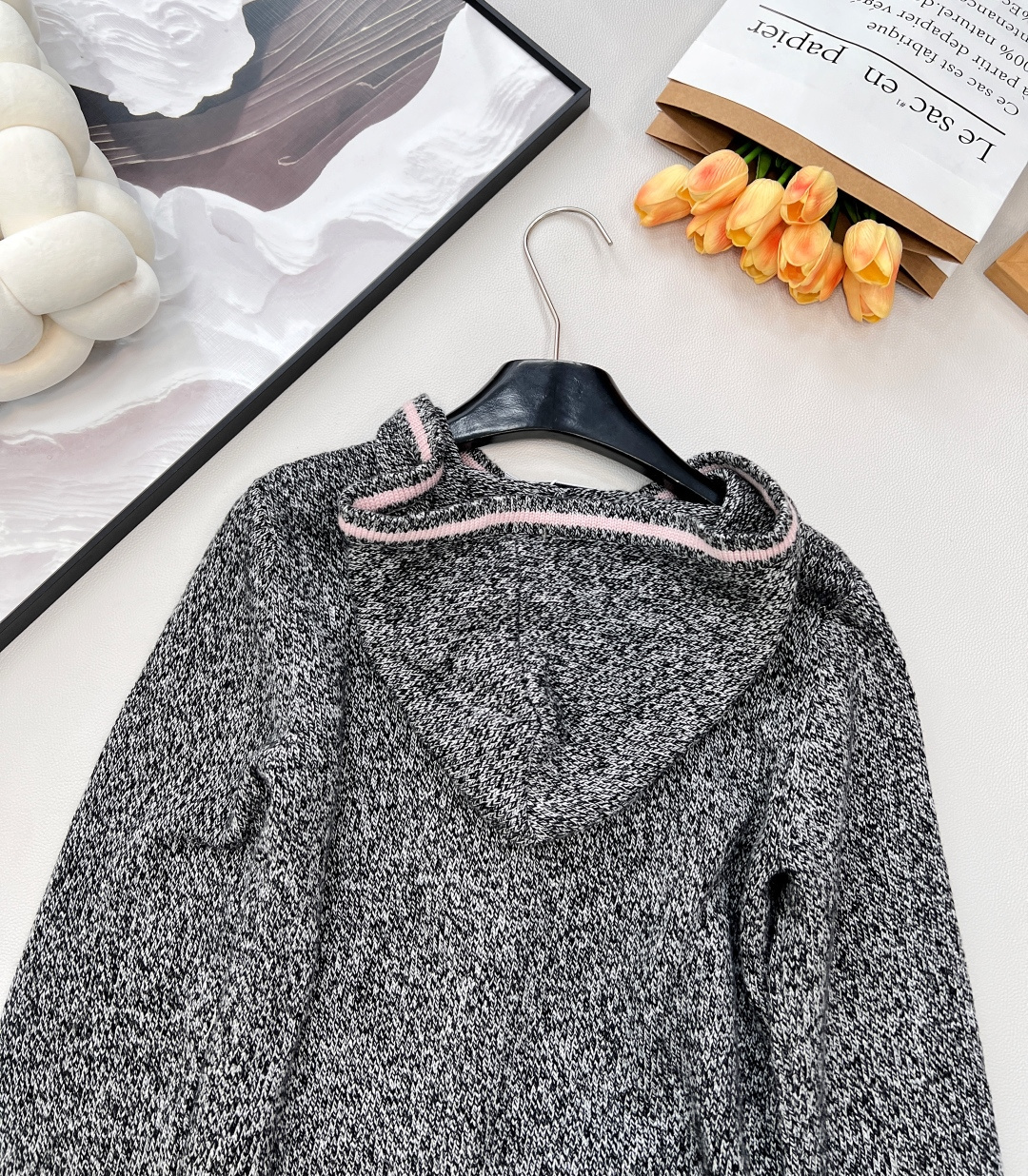 🆕Dior 25AW🆕秋冬必备新款连帽针织衫，采用进口山羊绒➕羊毛混纺 上身超级无敌舒服！经典雪花纹搭配