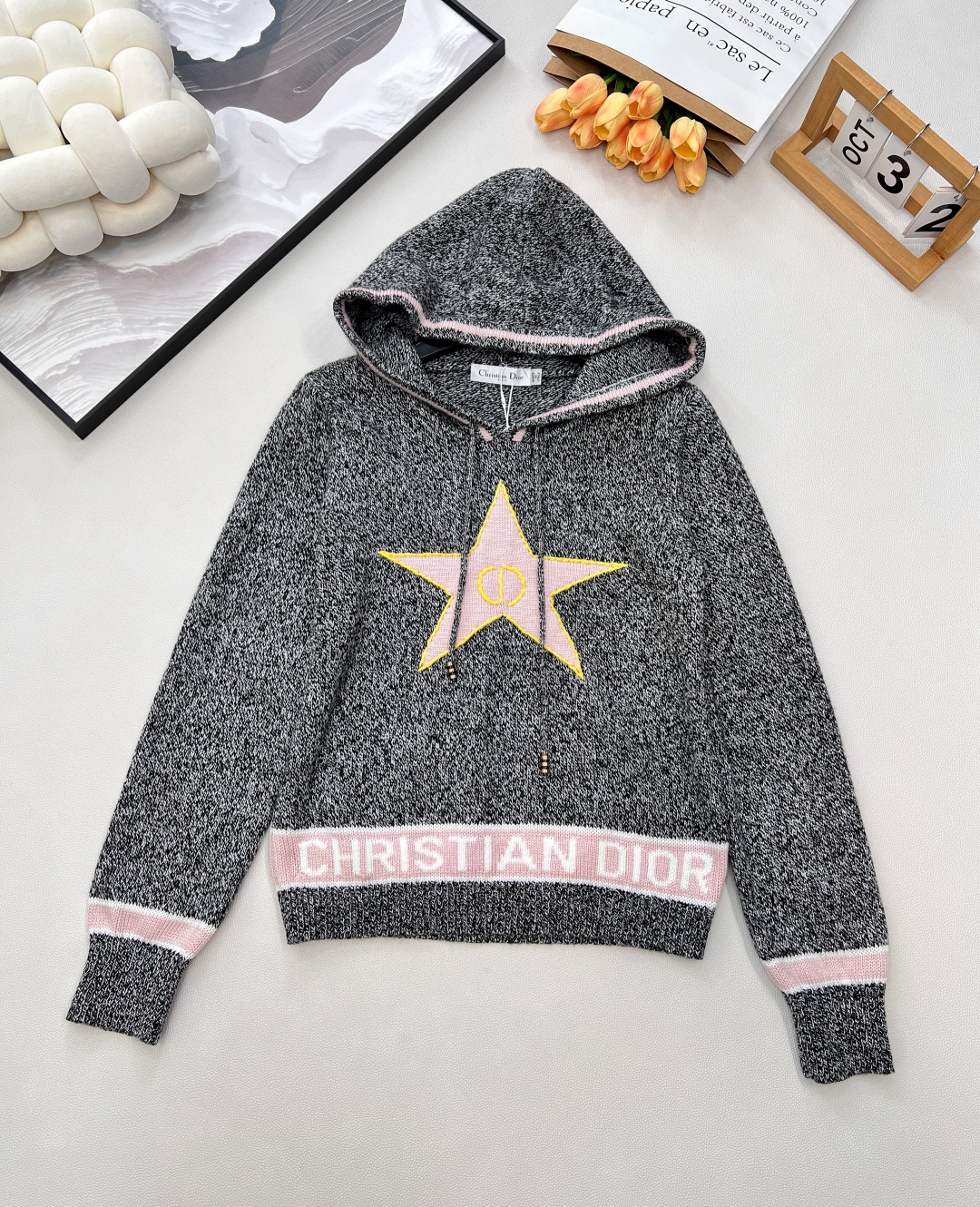 NO:576546,Dior 25AW must-have new hooded sweater for autumn and winter, made of imported cashmere and wool blend, the upper body is super comfortable!  The classic snowflake pattern combined with pink and white stripes on the waist fully demonstrates the elegant lady style!  The round neckline modifies the neck line. Wear it alone or as a base layer. It looks great with various bottoms!  Big goods have been shipped, three standards are complete, big goods are shipped, size sml code, dior, hats, alexander wang19860909Dior 25AW秋冬必备新款连帽针织衫,采用进口山羊绒羊毛混纺 上身超级无敌舒服！经典雪花纹搭配腰部粉白条纹 尽彰显气质名媛范儿！圆领领口修饰脖颈线条 单穿or打底衫 搭配各种下装都百搭好看！大货已出 ,三标齐全,大货出 尺码sml 编码,,dior,hats,alexander wang,Women's clothing