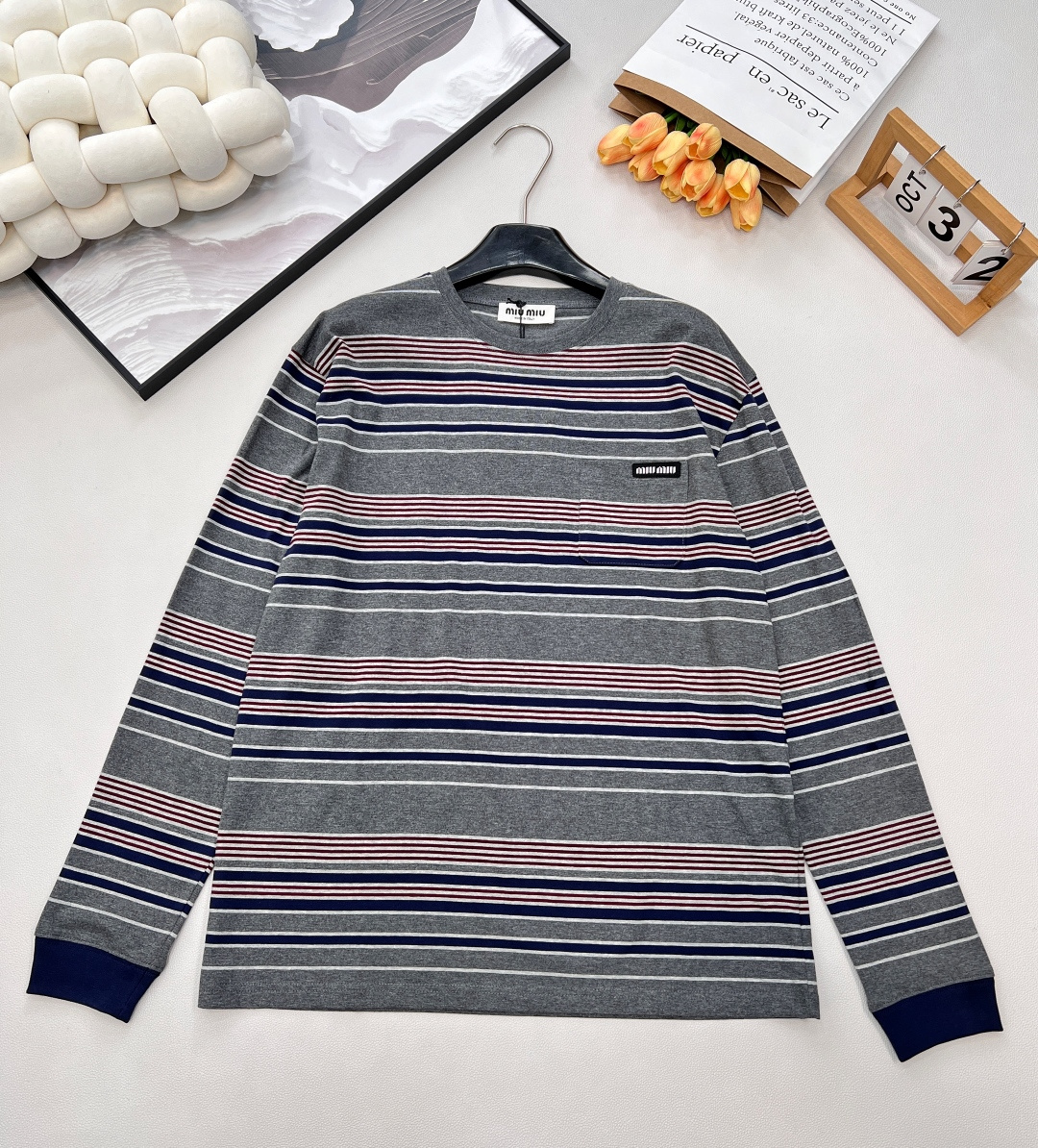 NO:576544,Miumiu2025 new letter patch profile striped long sleeves, customized YB twill cotton material, glossy texture, full of elasticity, round neck long-sleeved top cut, the collarbone is exposed to make you look slimmer, the whole body is multi-colored and multi-combination arranged with alternating stripes, hundreds of  It is durable and looks good. The chest pocket is decorated with the iconic letter logo to get rid of the boring monotony. The hem is cut with a slightly A-shaped expansion, which accommodates the hips and modifies the body shape. The cuffs are tightened with elastic threads.  Customized surface accessories, complete three standards, large shipments, size sml code, miumiu, alexander wang19860909Miumiu2025新款字母贴片廓形条纹长袖,定制YB斜纹全棉材质,质感光泽,弹力十足,圆领长袖上衣裁剪,领口露出锁骨更显瘦,通体多色多组合排列的条纹交替,百搭耐看,胸前口袋点缀标志性字母徽标装饰,摆脱无聊的单调,下摆微A外扩版型剪裁,包容臀胯修饰身形,袖口螺纹弹力收紧,穿搭显瘦高级,尽显百搭,秋冬日常通勤约会休闲都 定制面辅料,三标齐全,大货出 尺码sml 编码,,miumiu,alexander wang,Women's clothing
