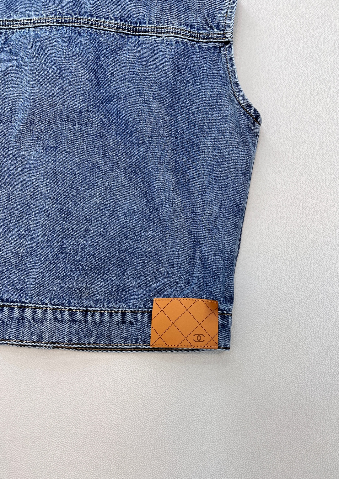 🆕CHANEL新款蝴蝶结牛仔马甲外套、酷到炸裂啊这件 简直就是刷街利器！定制洗水牛仔蓝面料耗时26天 非