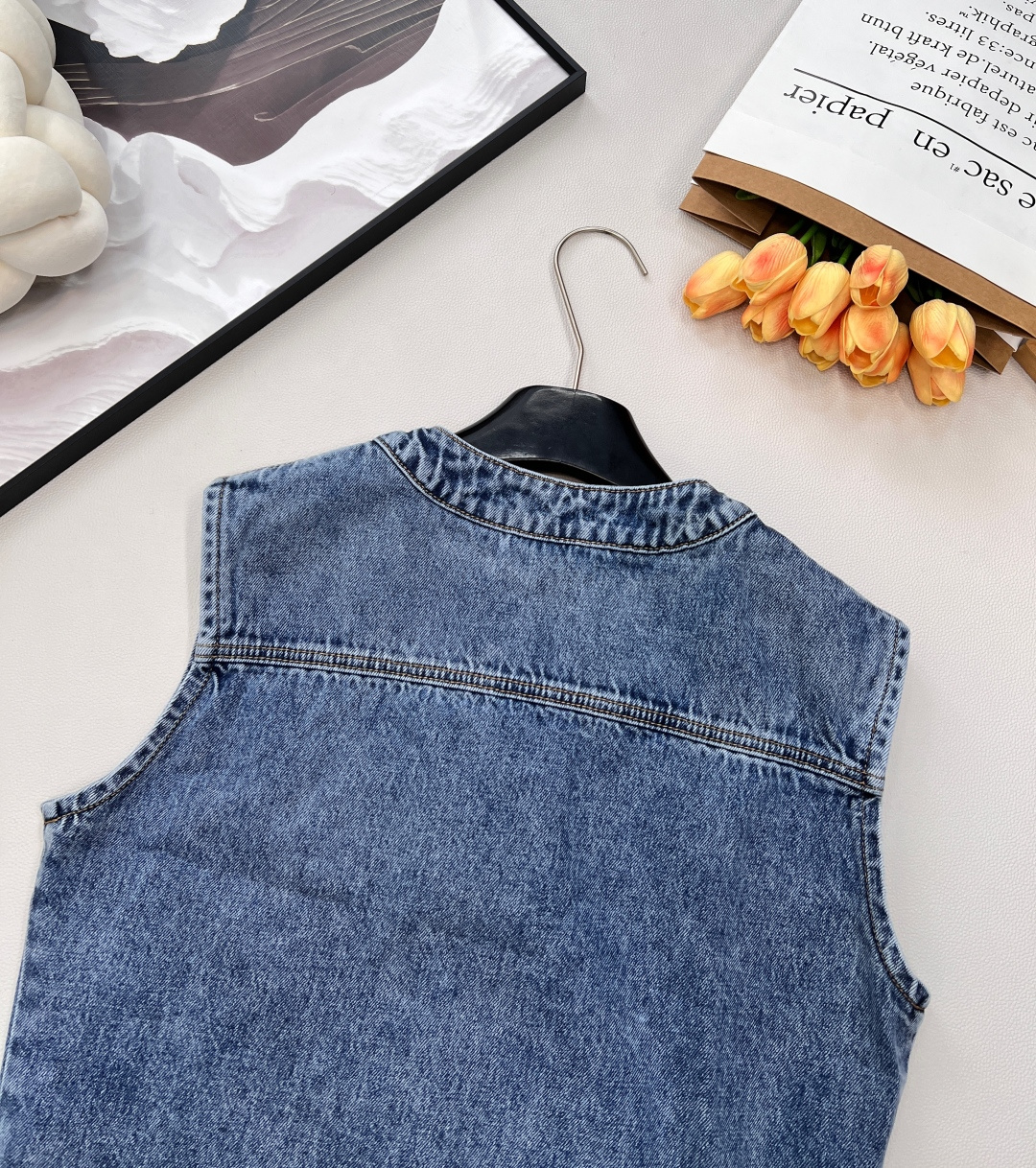 🆕CHANEL新款蝴蝶结牛仔马甲外套、酷到炸裂啊这件 简直就是刷街利器！定制洗水牛仔蓝面料耗时26天 非