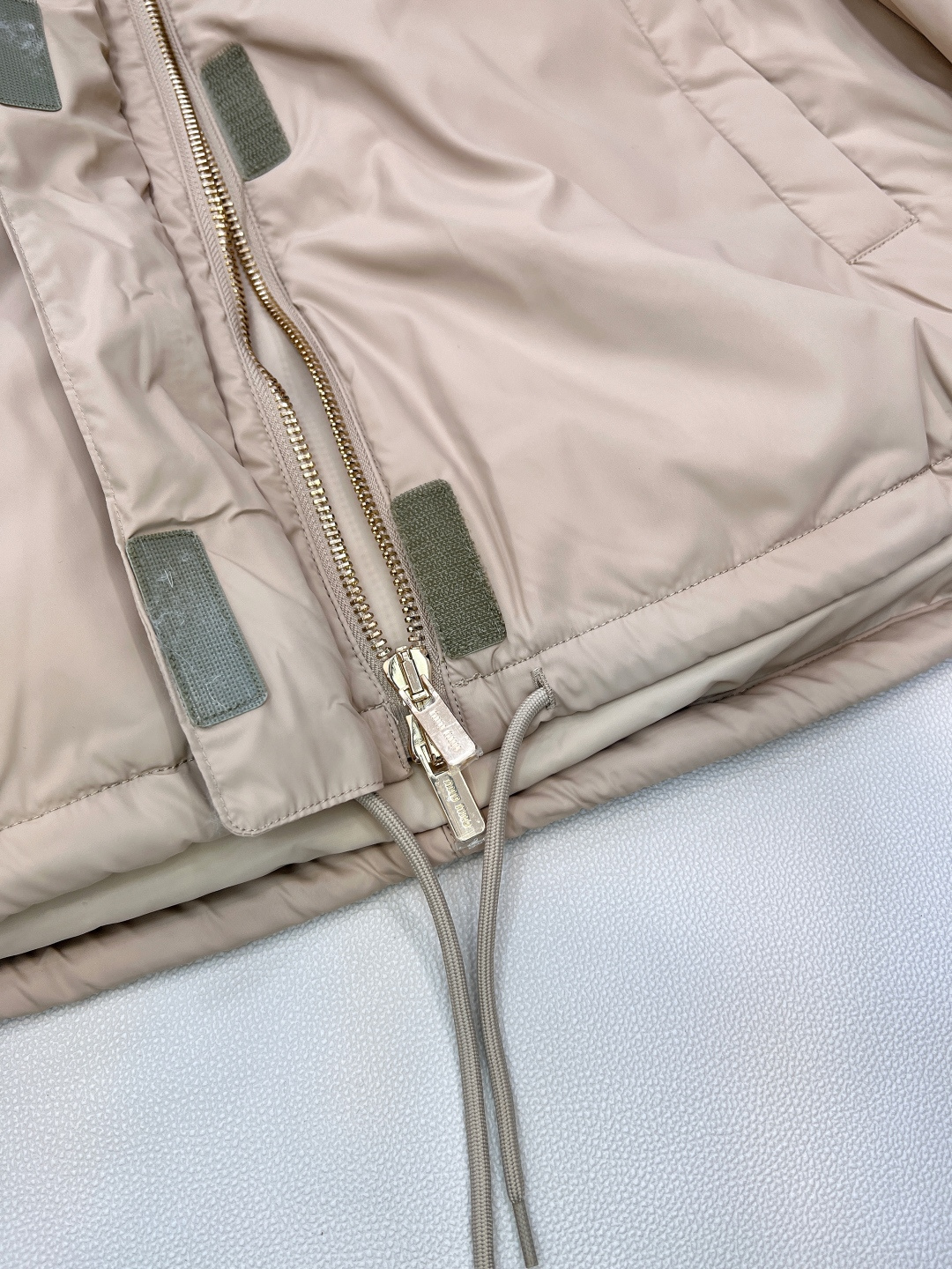 🆕 MIUMIU 字母徽标冲锋衣式羽绒服yb一比一开发 最高版本发售‼️‼️定制yb进口环保尼龙材质 羽