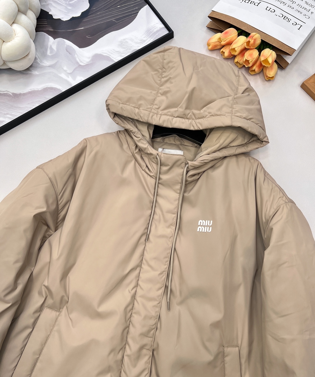 🆕 MIUMIU 字母徽标冲锋衣式羽绒服yb一比一开发 最高版本发售‼️‼️定制yb进口环保尼龙材质 羽