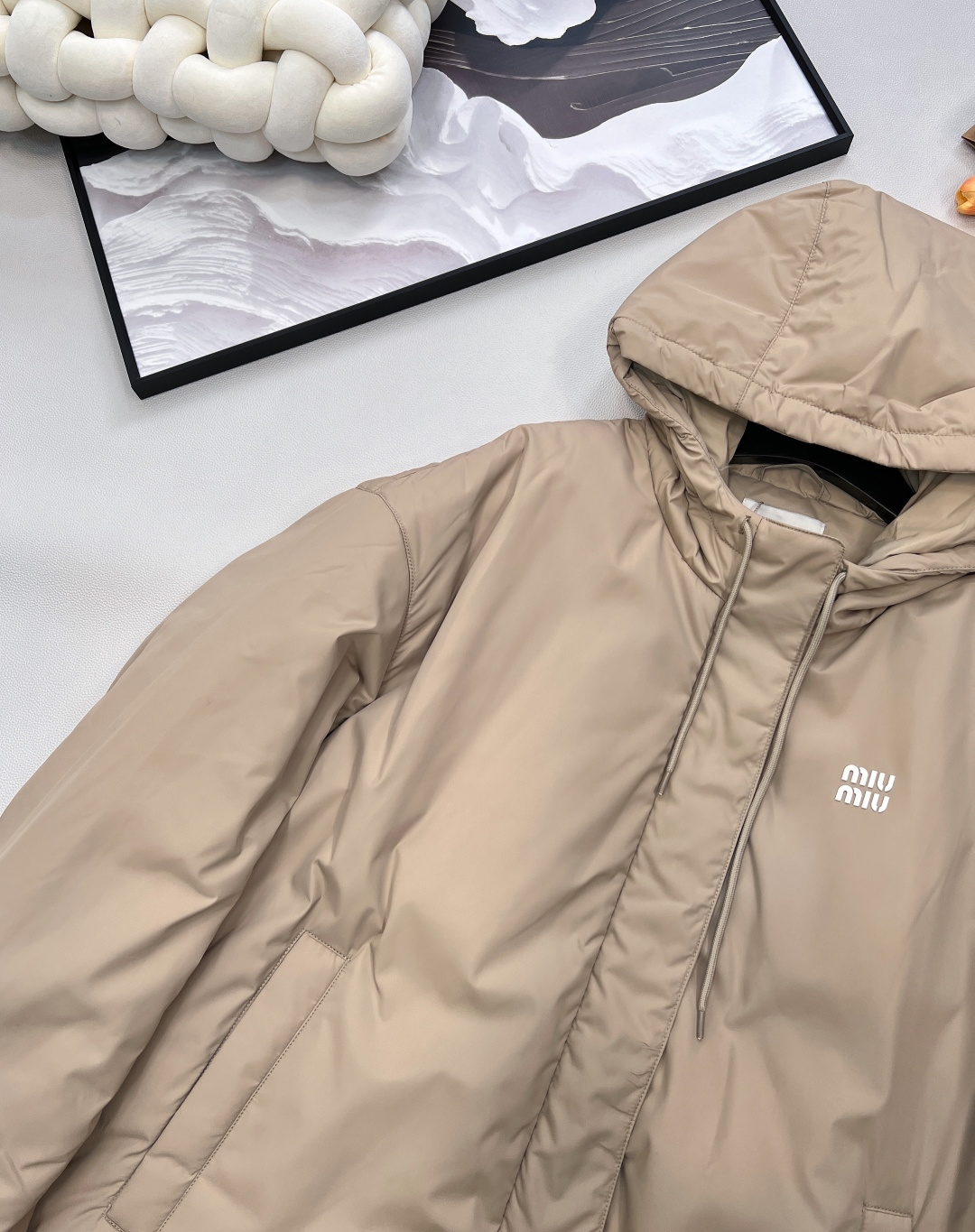 🆕 MIUMIU 字母徽标冲锋衣式羽绒服yb一比一开发 最高版本发售‼️‼️定制yb进口环保尼龙材质 羽