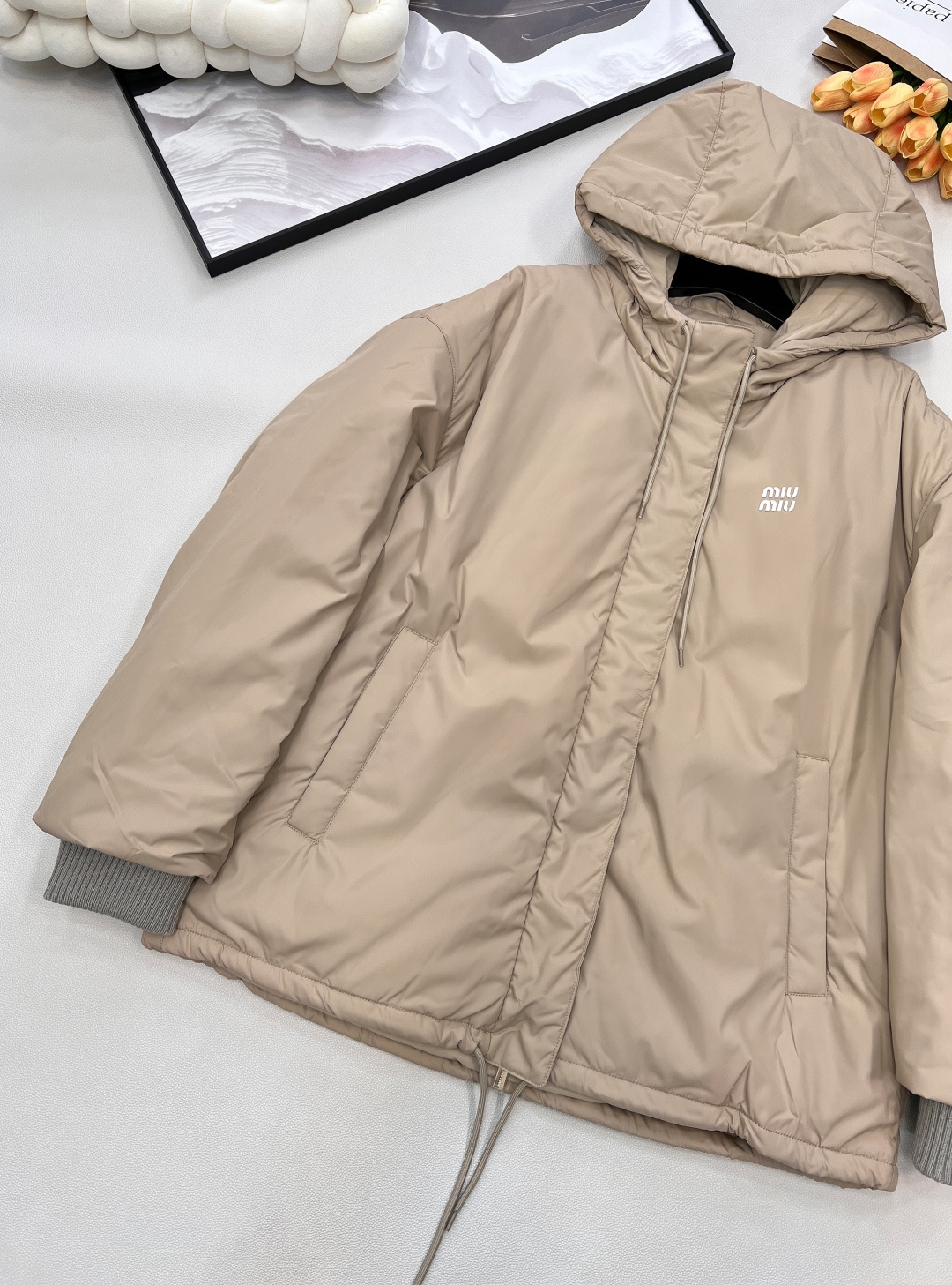 🆕 MIUMIU 字母徽标冲锋衣式羽绒服yb一比一开发 最高版本发售‼️‼️定制yb进口环保尼龙材质 羽