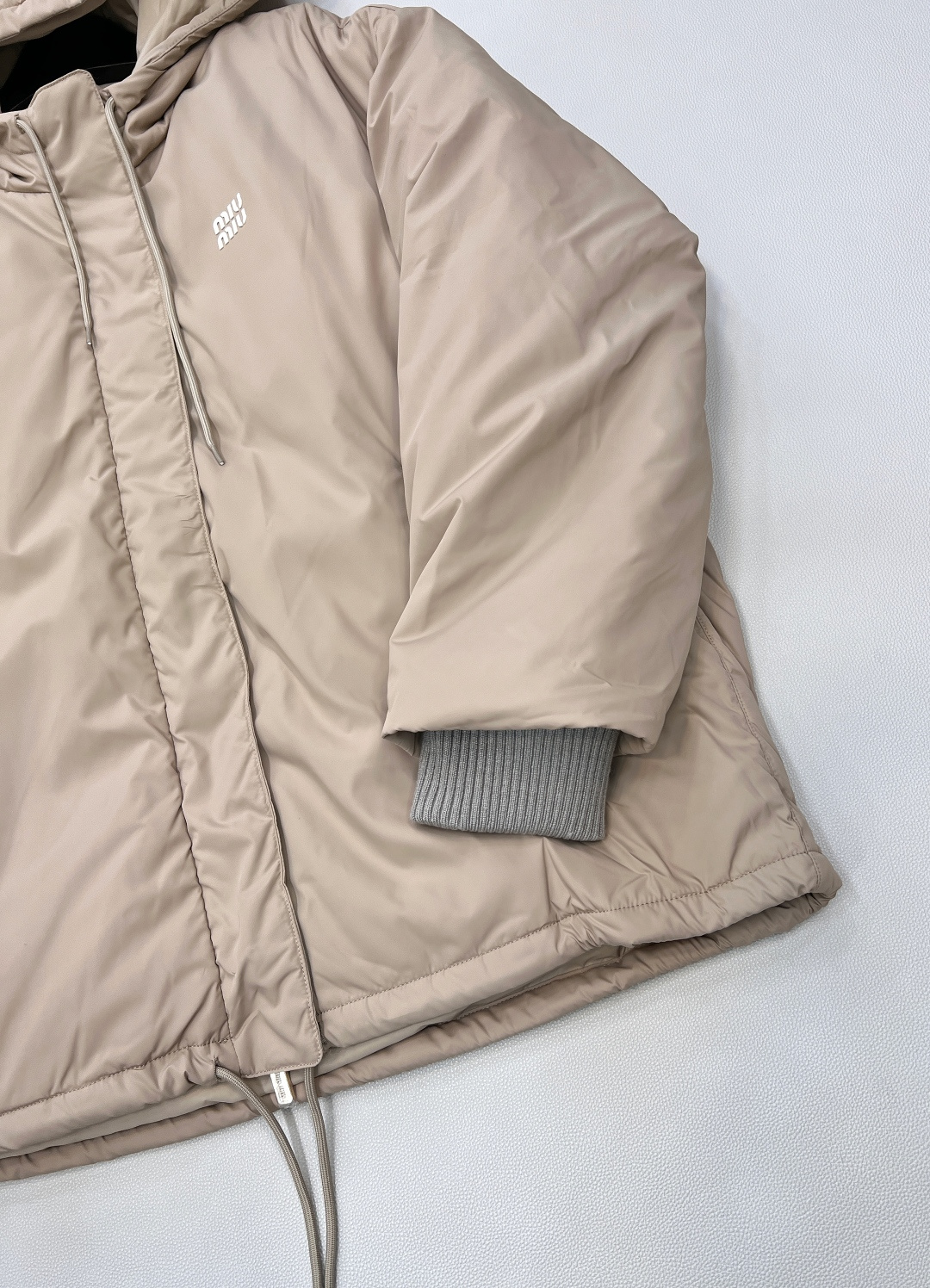 🆕 MIUMIU 字母徽标冲锋衣式羽绒服yb一比一开发 最高版本发售‼️‼️定制yb进口环保尼龙材质 羽